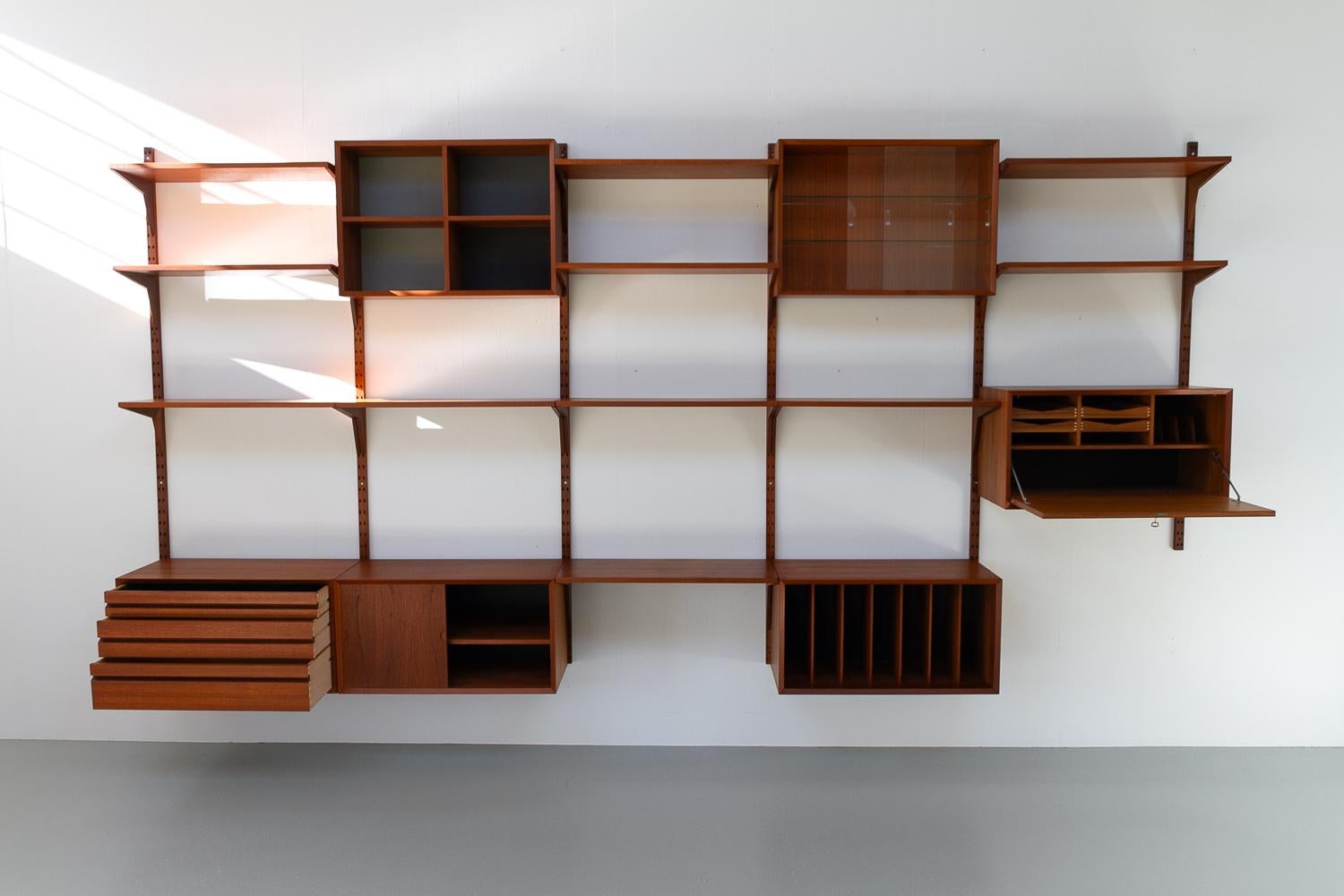 Vintage Danish Modular Teak Wall Unit by Poul Cadovius for Cado, 1960s.

Mid-Century Modern 5 bay shelving system model Cado. This is a original vintage floating bookcase designed by Danish architect Poul Cadovius. 
Cadovius had the revolutionary