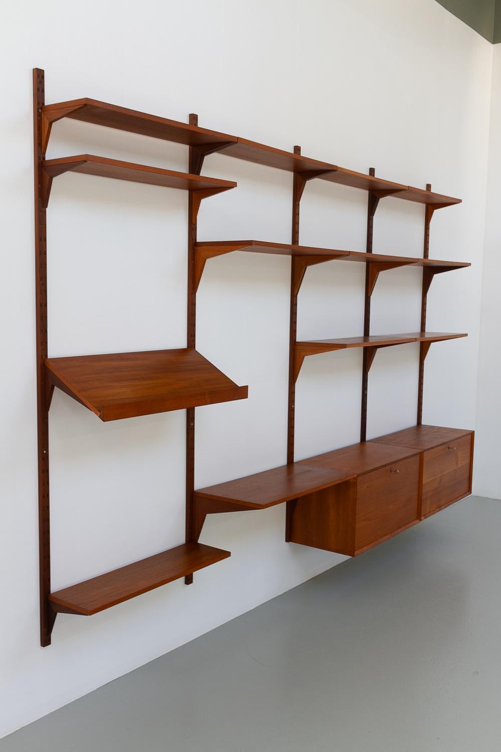 Vintage Danish Modular Teak Wall Unit by Poul Cadovius for Cado, 1960s.

Mid-Century Modern 4 bay shelving system model Cado. This is a original vintage floating bookcase designed by Danish architect Poul Cadovius. 
Cadovius had the revolutionary