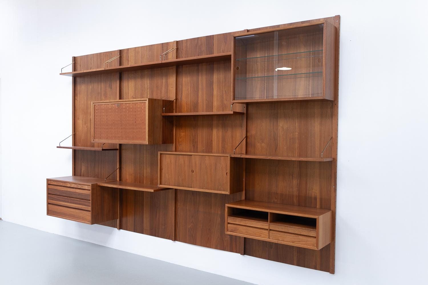 Scandinavian Modern Vintage Danish Modular Walnut Wall Unit by Poul Cadovius for Cado, 1960s.