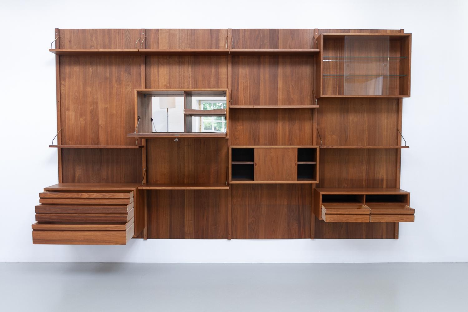 Vintage Danish Modular Walnut Wall Unit by Poul Cadovius for Cado, 1960s. In Good Condition In Asaa, DK
