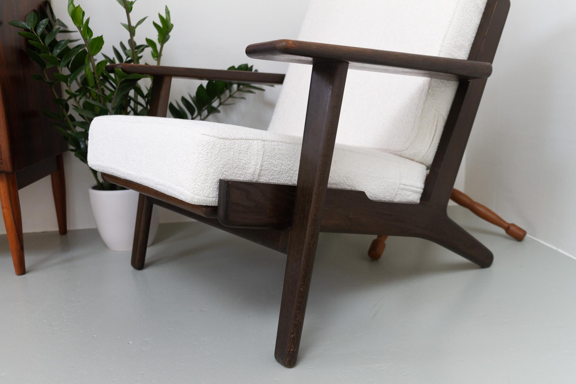 Mid-20th Century Vintage Danish Oak and Bouclé Lounge Chair GE290 by Hans J. Wegner, 1960s For Sale