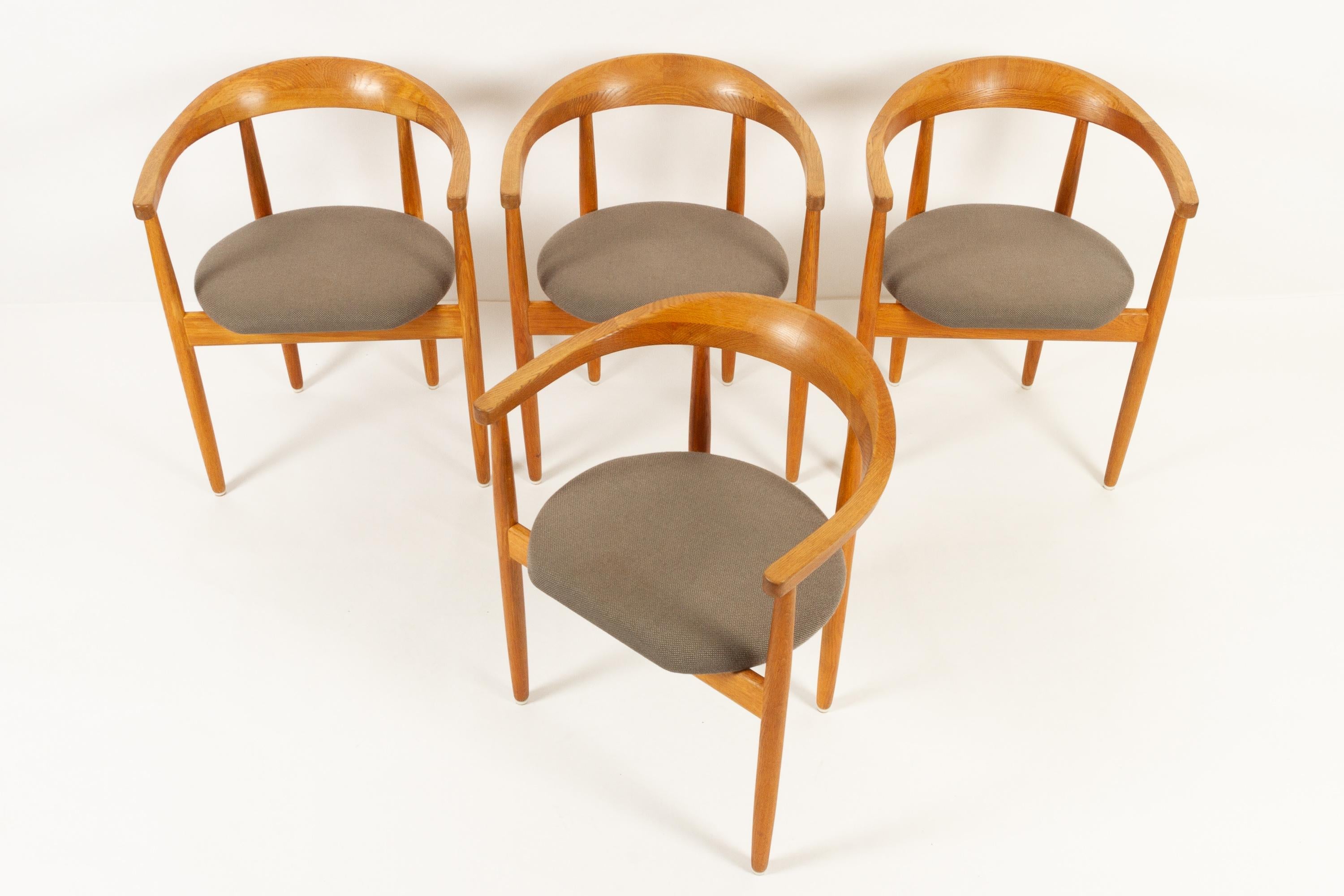 Vintage Danish oak armchairs by Bondo Gravesen, 1960s.
Beautiful set of four rare midcentury modern oak armchairs with large curved backrests in solid oak. Round tapered vertical legs. Amazing joinery work in very high quality by Danish