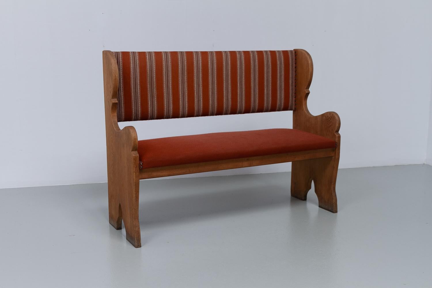 Vintage Danish Oak Bench, 1960s.
Mid-Century Brutalist bench in oak with original wool fabric. Made in Denmark in the 1960s in Henning Kjærnulf style.
Sides and frame in solid Nordic oak. Very high quality red original wool upholstery.

Suitable for