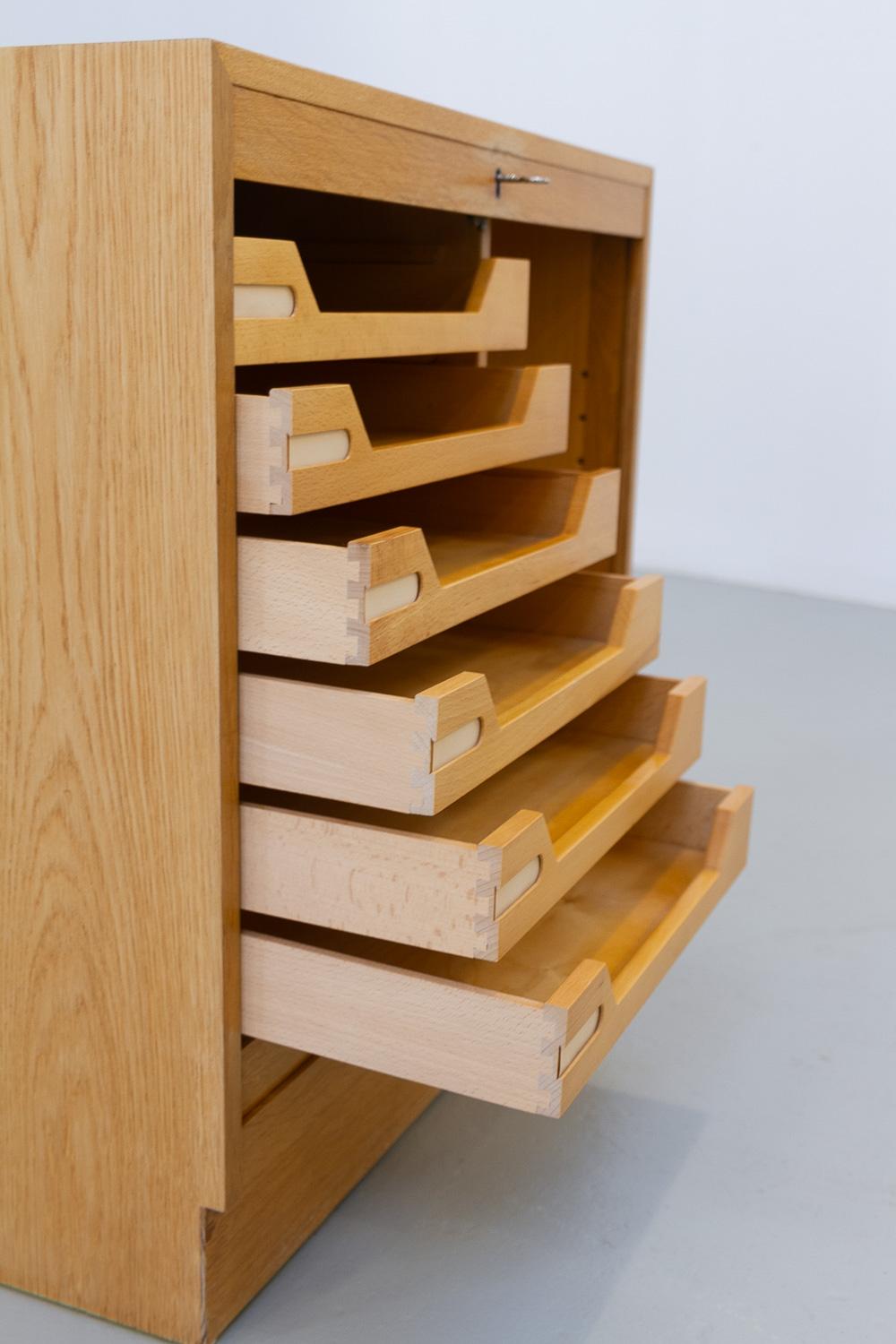 Dänischer Vintage-Schrank aus Eiche mit Tambour-Tür, 1960er Jahre. im Angebot 4
