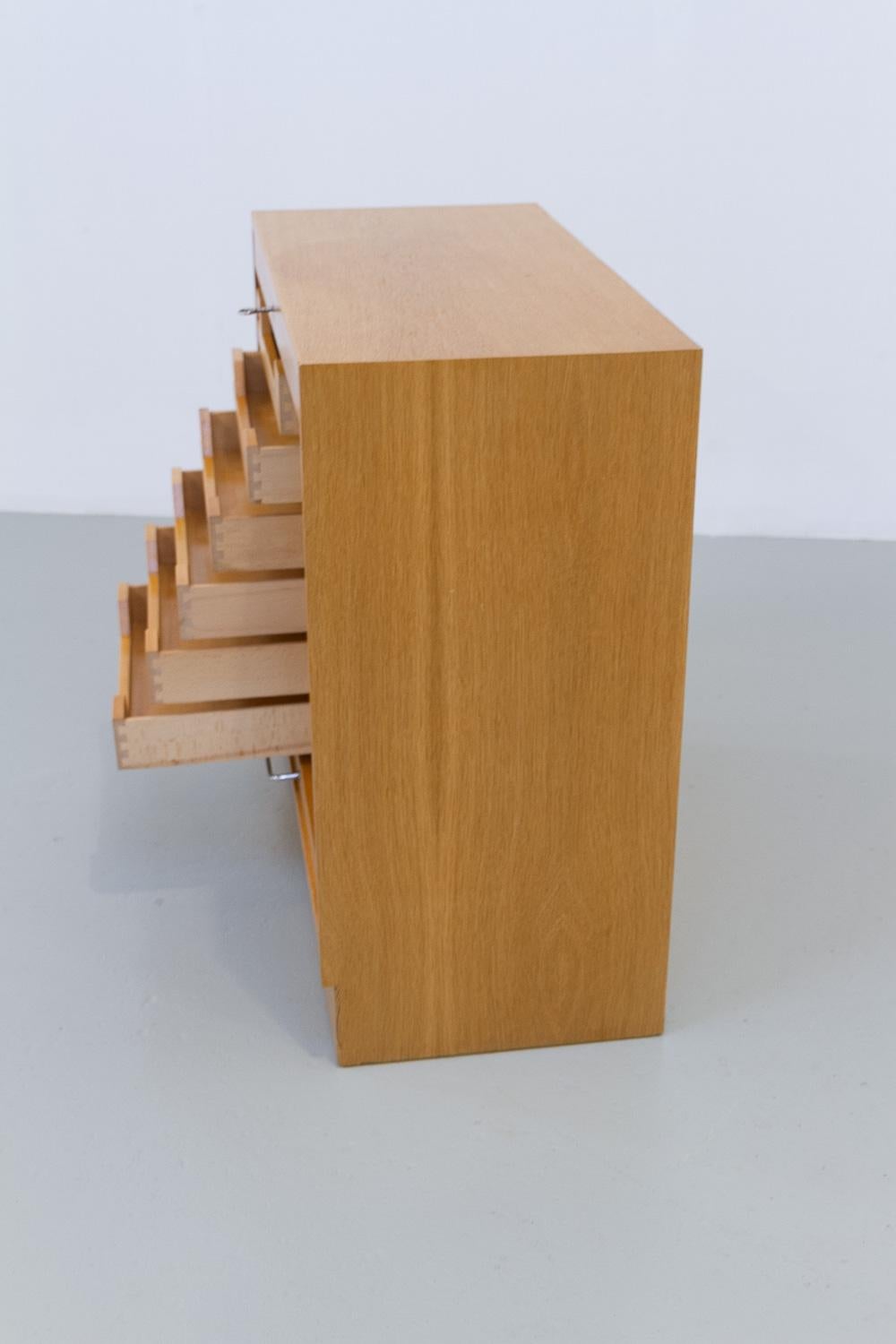 Dänischer Vintage-Schrank aus Eiche mit Tambour-Tür, 1960er Jahre. im Angebot 5