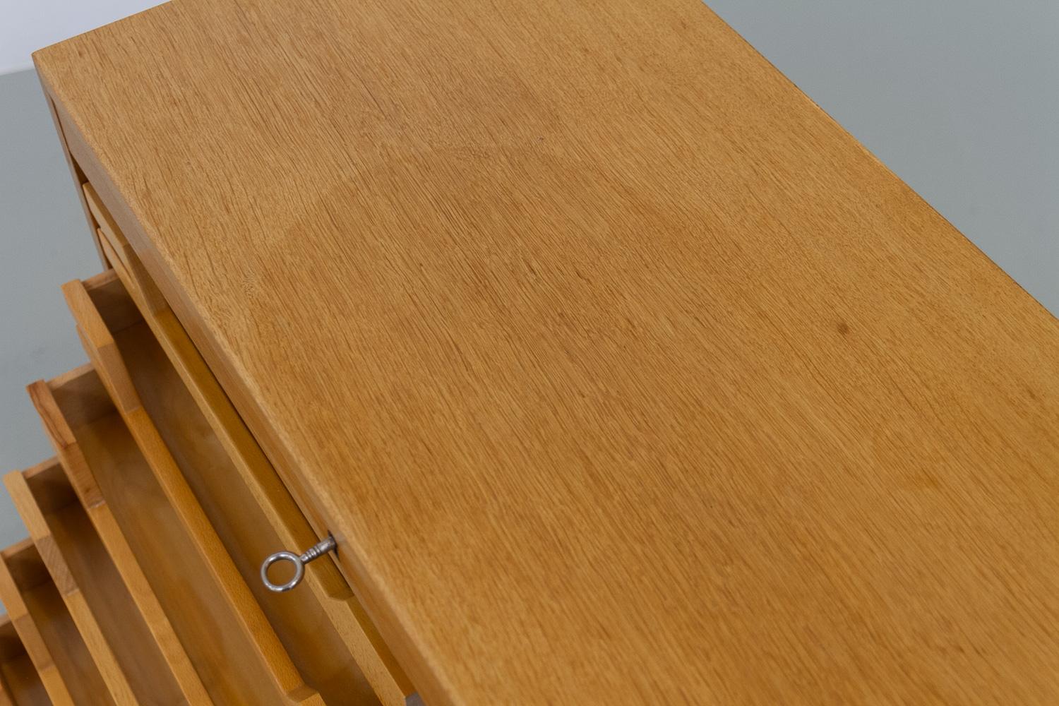 Dänischer Vintage-Schrank aus Eiche mit Tambour-Tür, 1960er Jahre. im Angebot 6
