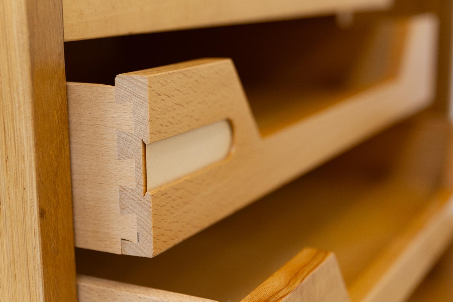 Dänischer Vintage-Schrank aus Eiche mit Tambour-Tür, 1960er Jahre. im Angebot 9