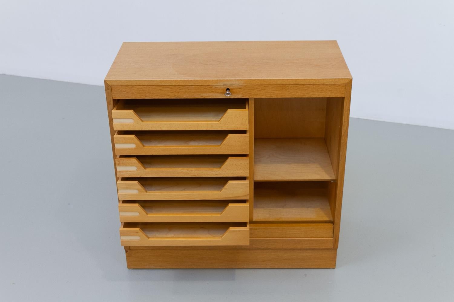 Dänischer Vintage-Schrank aus Eiche mit Tambour-Tür, 1960er Jahre. im Angebot 11