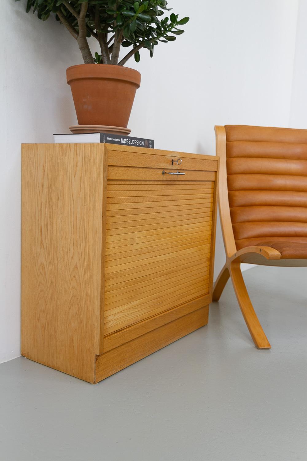 Dänischer Vintage-Schrank aus Eiche mit Tambour-Tür, 1960er Jahre. im Angebot 12