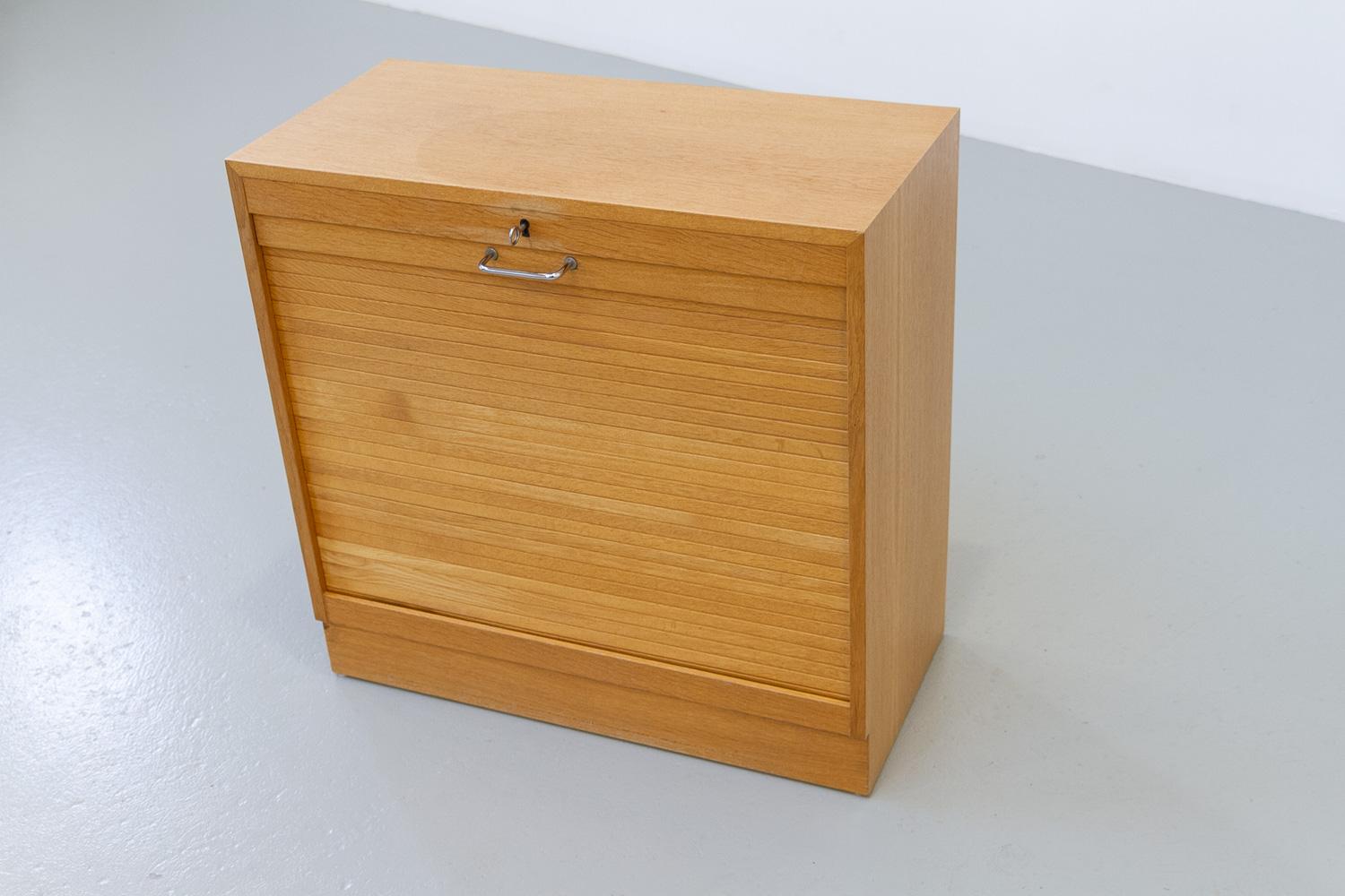 Dänischer Vintage-Schrank aus Eiche mit Tambour-Tür, 1960er Jahre. (Skandinavische Moderne) im Angebot