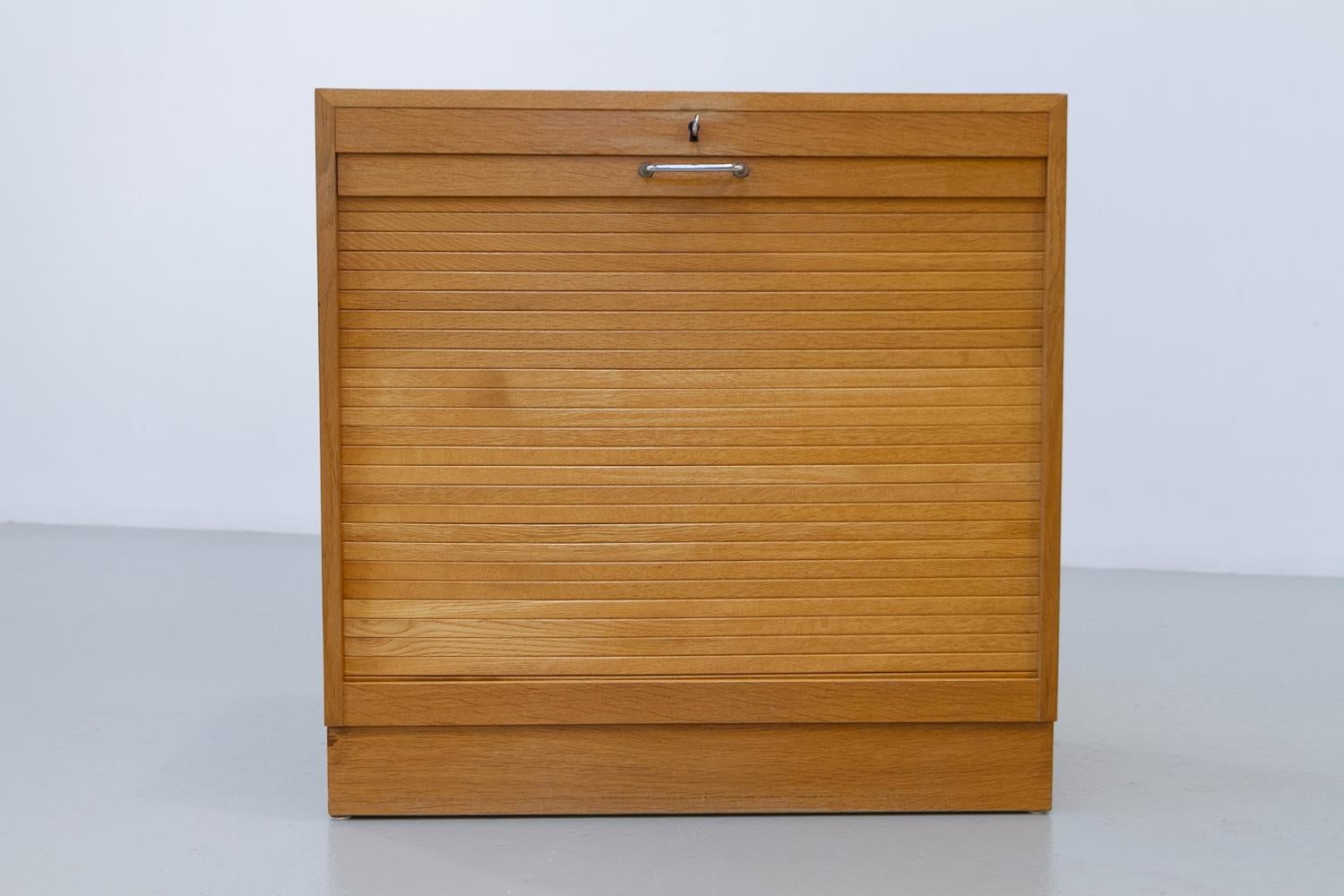 Dänischer Vintage-Schrank aus Eiche mit Tambour-Tür, 1960er Jahre. im Zustand „Gut“ im Angebot in Asaa, DK