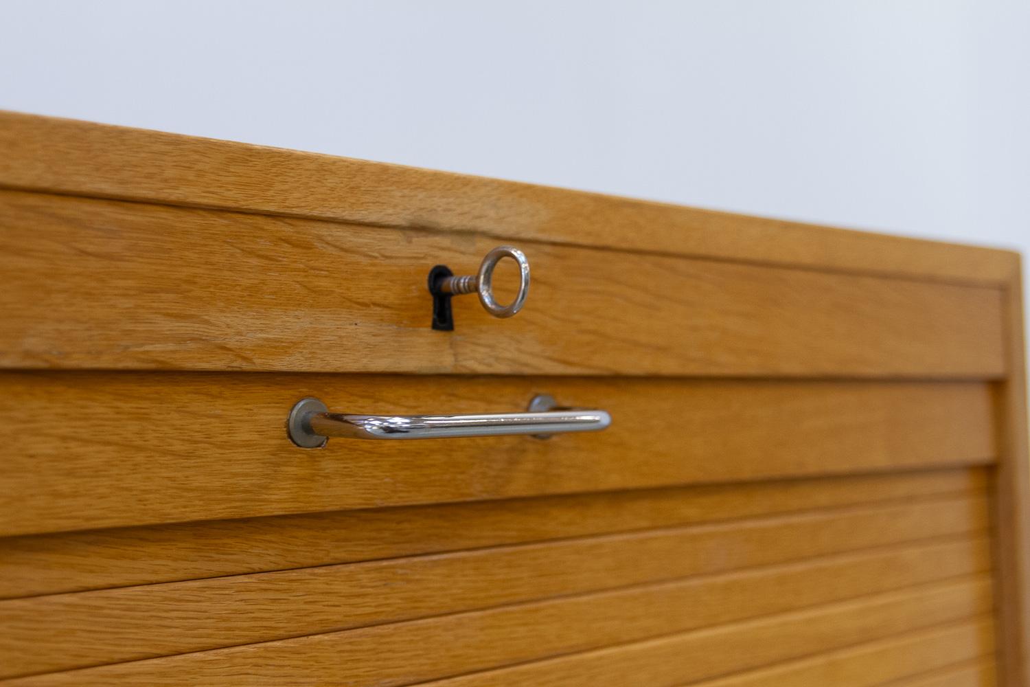 Dänischer Vintage-Schrank aus Eiche mit Tambour-Tür, 1960er Jahre. (Mitte des 20. Jahrhunderts) im Angebot