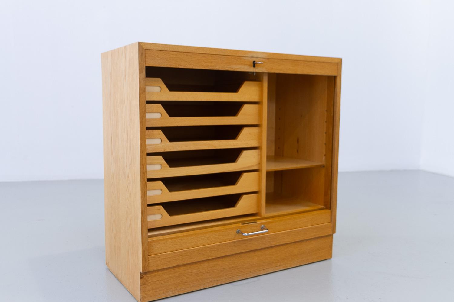 Dänischer Vintage-Schrank aus Eiche mit Tambour-Tür, 1960er Jahre. (Eichenholz) im Angebot