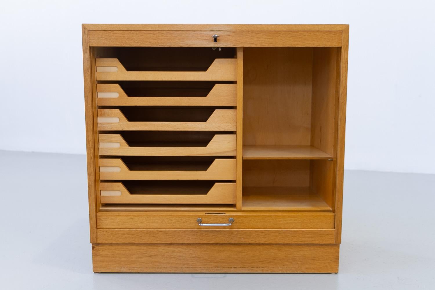 Dänischer Vintage-Schrank aus Eiche mit Tambour-Tür, 1960er Jahre. im Angebot 1