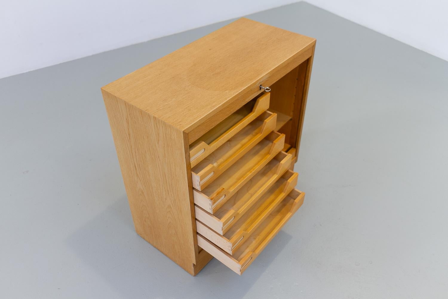 Dänischer Vintage-Schrank aus Eiche mit Tambour-Tür, 1960er Jahre. im Angebot 3