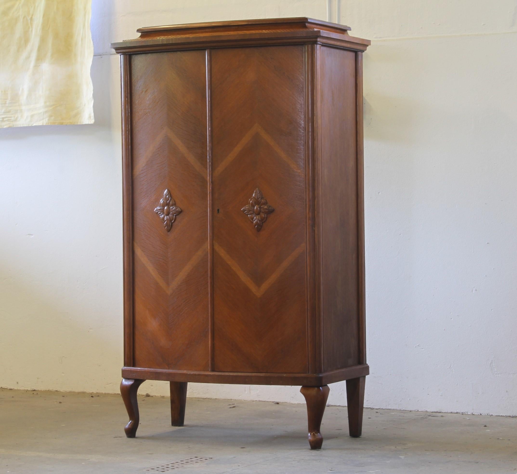 Beautifully wardrobe, dresser from the early 20th Century.

Crafted entirely from solid oak—inside and out—this cabinet showcases exquisite craftsmanship and naturally aged wood with strong, visible grain. Both its construction and decoration are