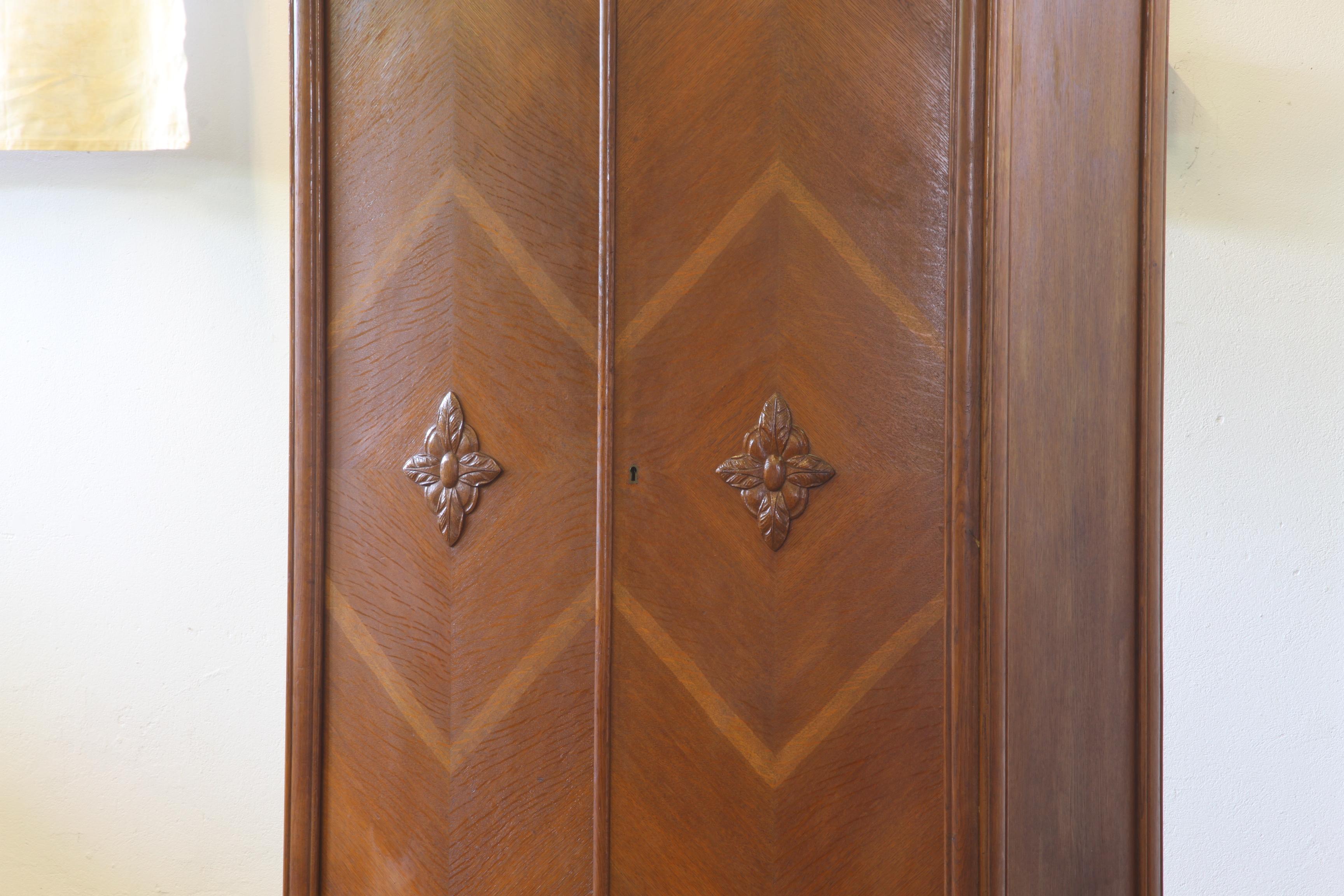 Vintage Danish Oak Closet Linen Wardrobe 1940s Cabinet (Dänisch) im Angebot