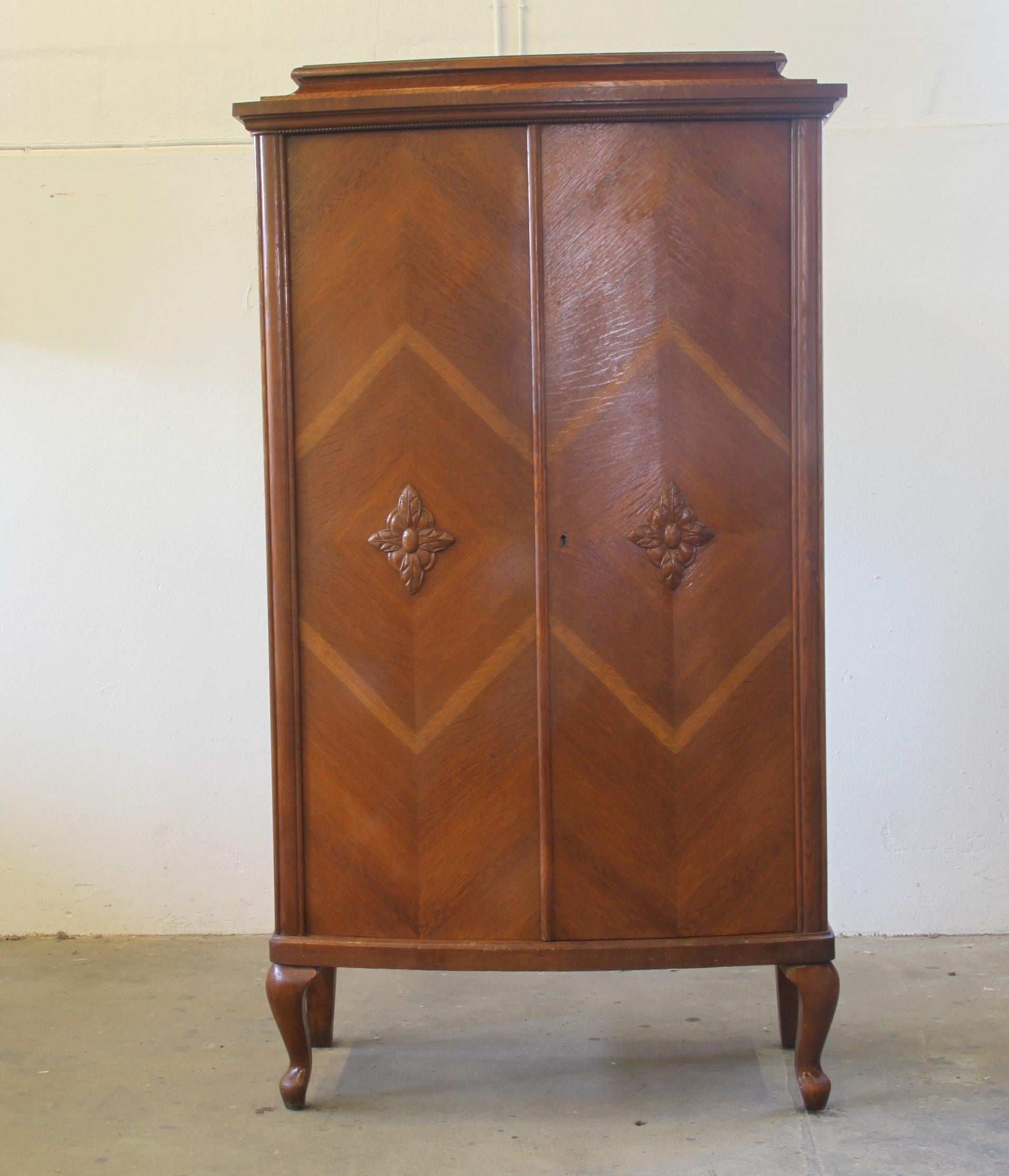 Vintage Danish Oak Closet Linen Wardrobe 1940s Cabinet (Eichenholz) im Angebot