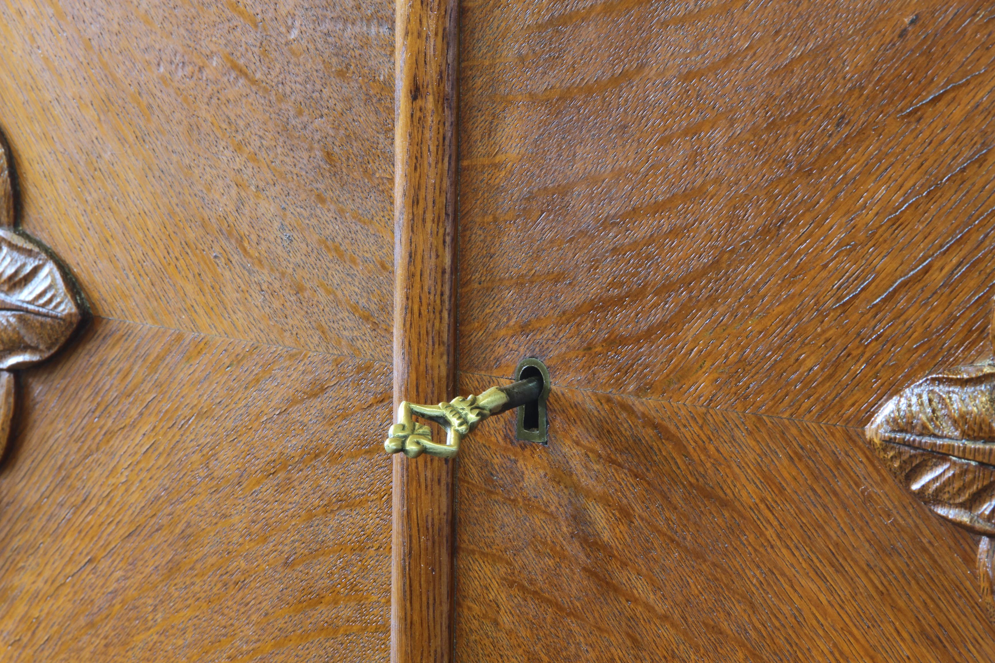 Vintage Danish Oak Closet Linen Wardrobe 1940s Cabinet im Angebot 2