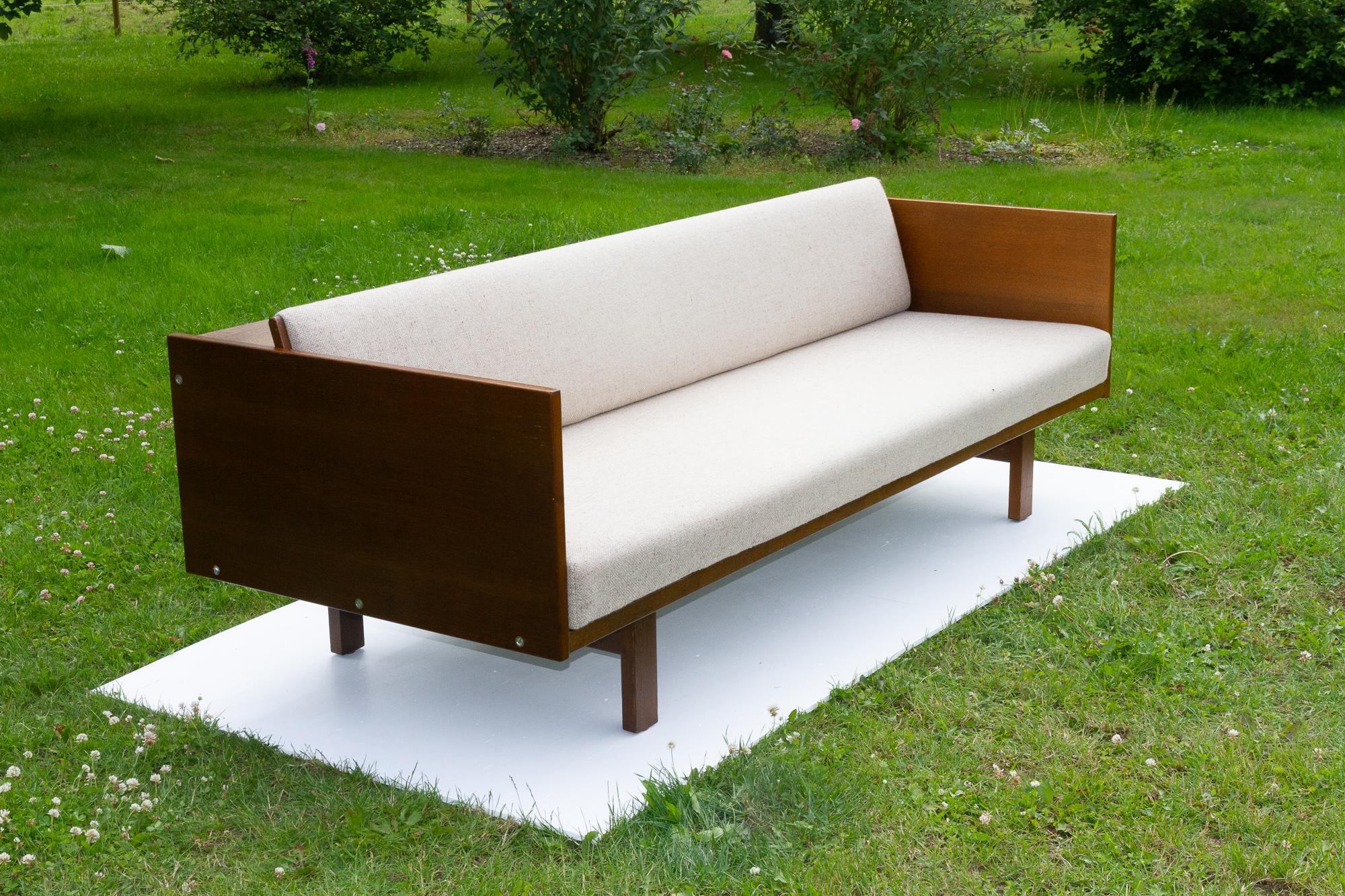 Vintage Danish Oak daybed GE 259 by Hans J. Wegner for Getama, 1970s.
Danish modern design icon GE-259 convertible sofa by renowned Danish designer Hans J. Wegner. Elegant and practical design in this sofa that converts into a bed. Backrest with