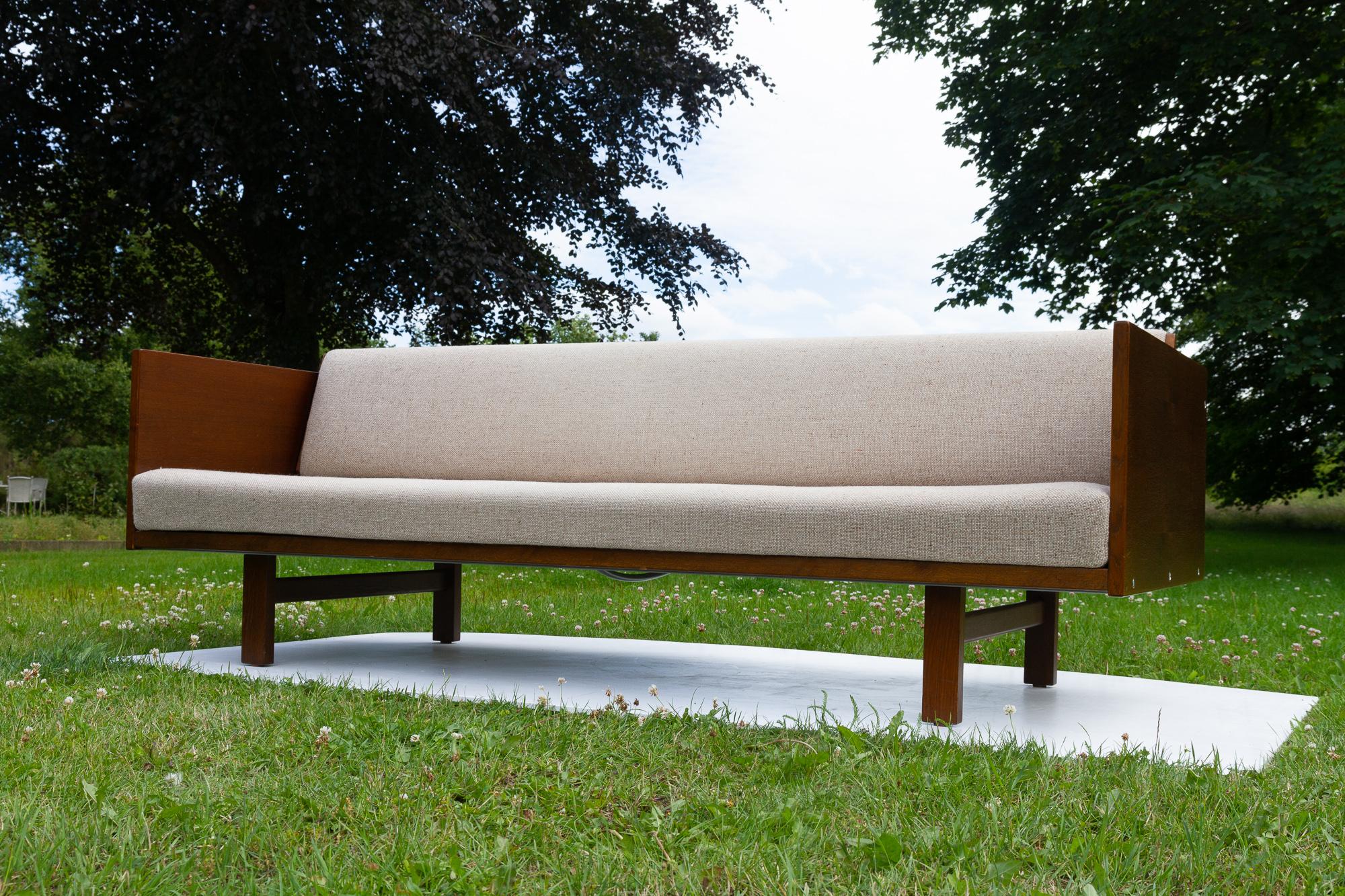 Vintage Danish Oak Daybed GE259 by Hans J. Wegner for Getama, 1970s In Good Condition In Asaa, DK