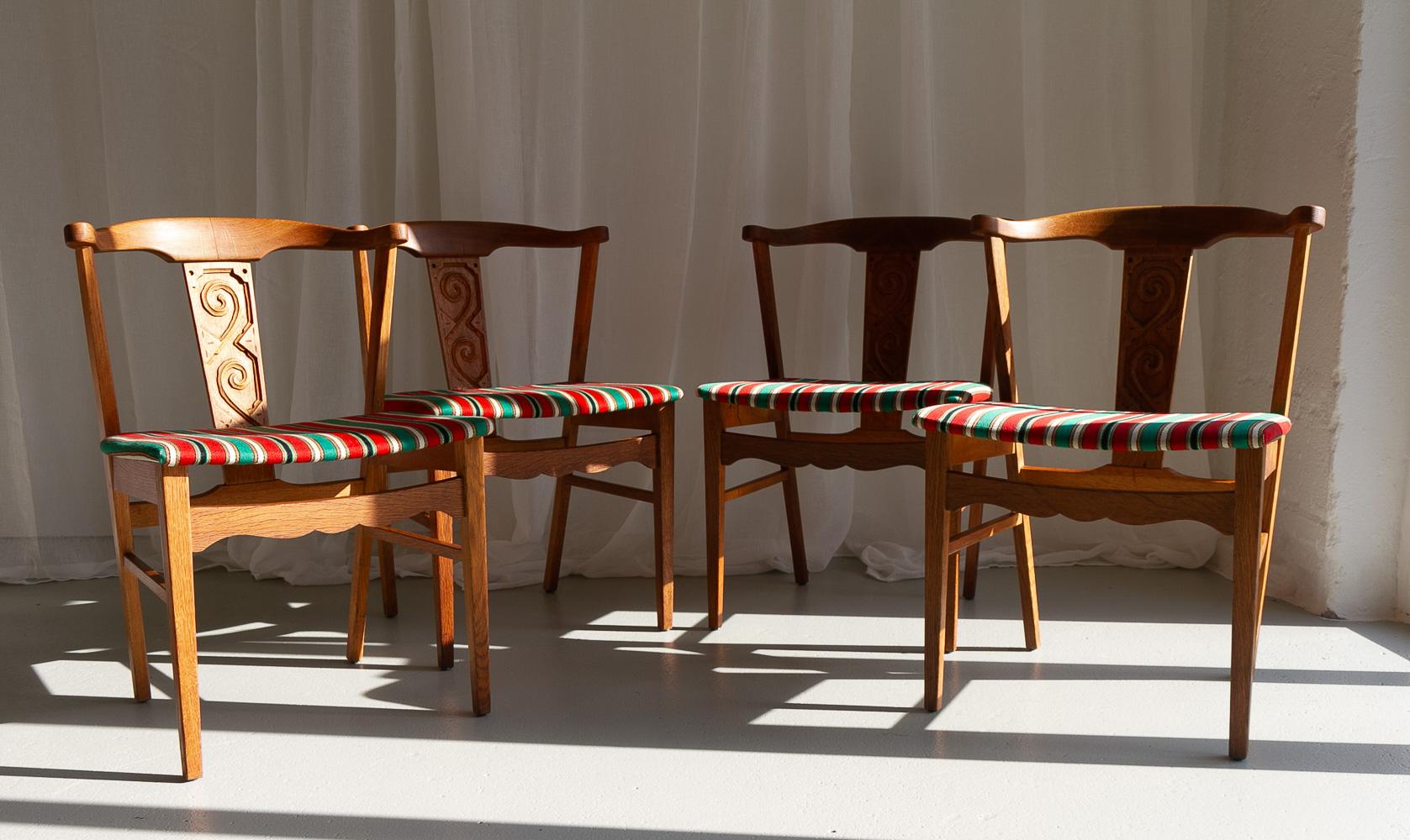 Chaises de salle à manger vintage en chêne danois par Kjærnulf, années 1960. Ensemble de 4.
Ensemble de quatre chaises de salle à manger en chêne massif attribué à l'architecte danois Henning/Henry Kjærnulf, Danemark. Il est réputé pour combiner le