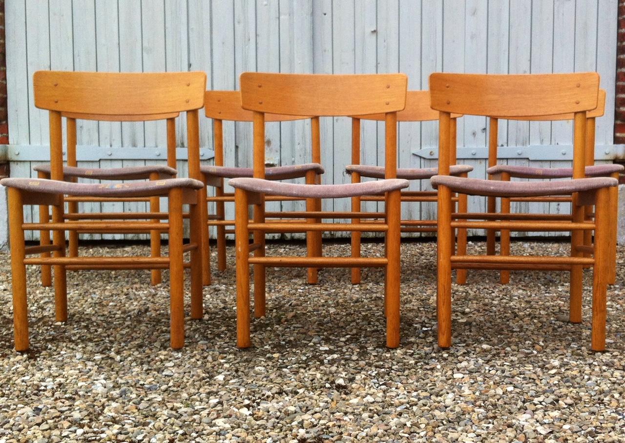 Diese Stühle sind dem J39 von Børge Mogensen sehr ähnlich, stammen aber von einem anderen dänischen Hersteller namens Farstrup und wurden in den späten 1960er oder frühen 70er Jahren hergestellt. Alles an diesen Stühlen hat etwas