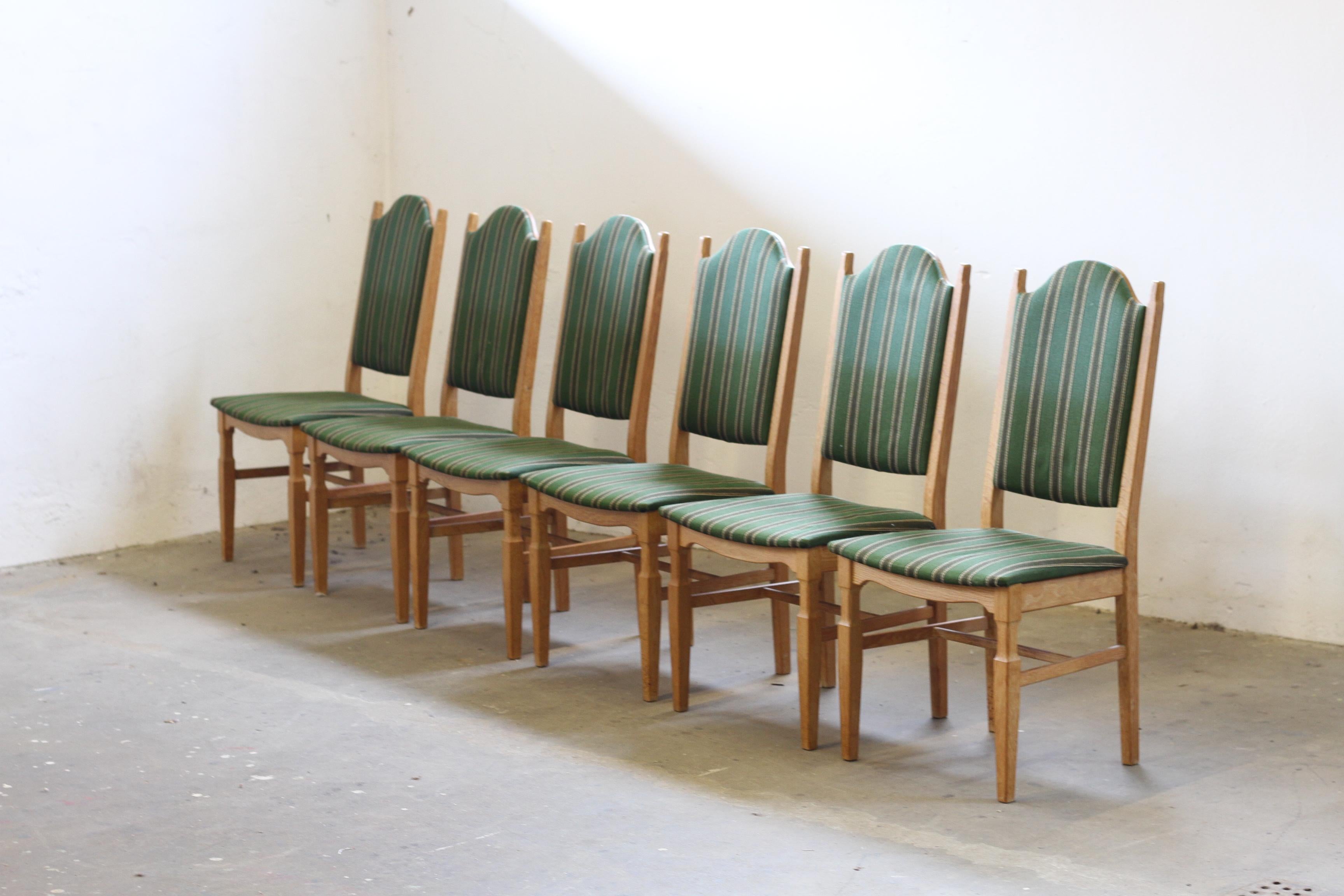 Un raro set di sedie da pranzo realizzato in Danimarca negli anni '60/'70, ispirato allo stile brutalista/barocco di Henning Kjærnulf. Ogni sedia è solida, senza danni al legno, e la struttura è tutta solida, ma il tessuto deve essere sostituito,