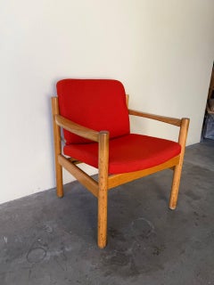 Poltrona vintage in rovere danese di Skive Mobelfabrik, modello MCM, rivestimento rosso