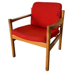 Poltrona vintage in rovere danese di Skive Mobelfabrik, modello MCM, rivestimento rosso