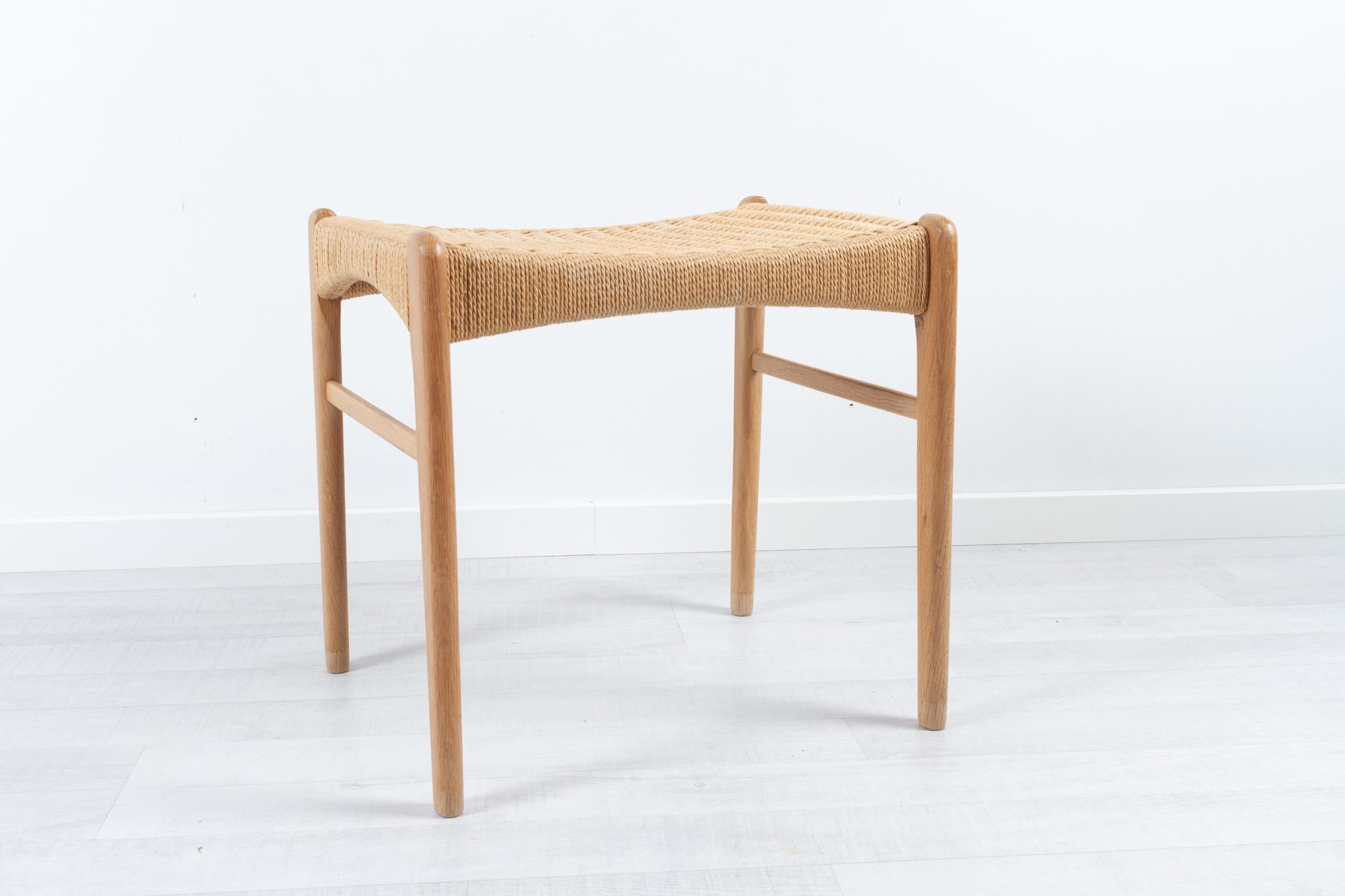 Vintage Danish Oak Stool by Glyngøre Stolefabrik 1960s
Danish mid-century modern stool in solid oak with woven Danish paper cord seat Model No. 85. Designed by Peder Kristensen for Glyngøre Stolefabrik, Denmark.
Very elegant footstool with rounded