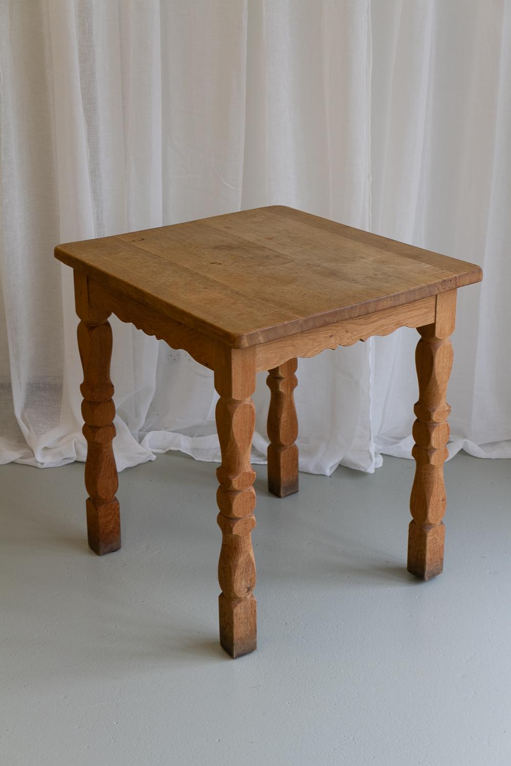 Vintage Danish Oak Table, 1960s.

Rustic Scandinavian Mid-Century Modern small dining table in solid Nordic oak with beautiful turned legs. Attributed to Henning Kjærnulf for EG Møbler, Denmark.
Also suitable as a small desk or serving table.

Good