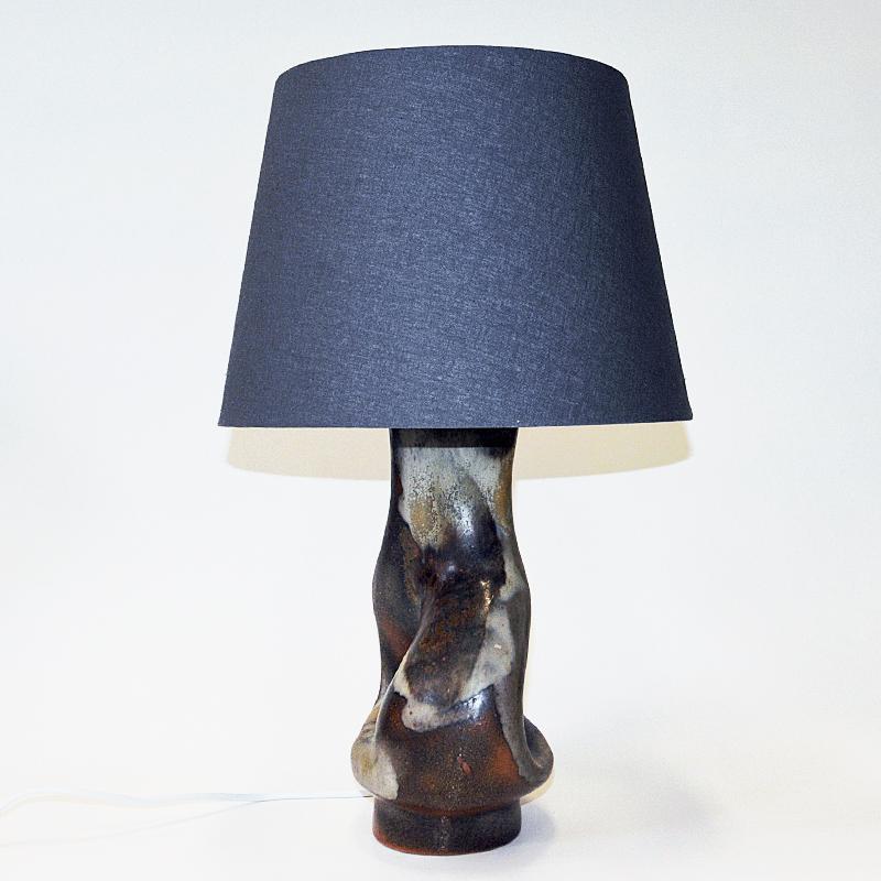 Une lampe de table unique en grès danois par Axella Stentøj, Galleri 1960s Denmark. Design/One rappelant une boule croquée ou pressée. Lampe scandinave en grès, très sculpturale, aux couleurs de terre glacée, avec une nuance rustique de brun, de