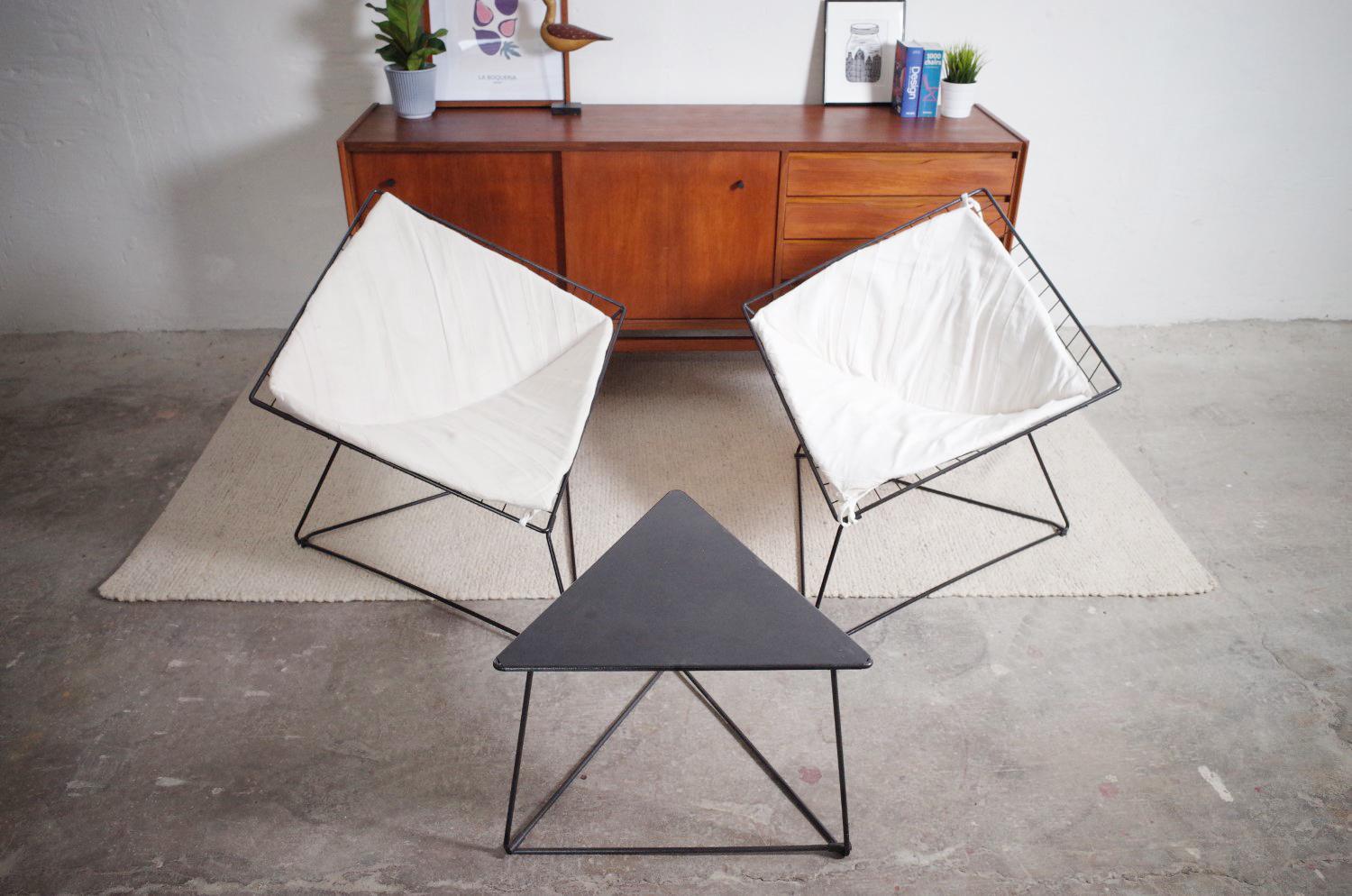 Ein sehr schönes und seltenes Set Oti von Ikea aus den 80er Jahren. Es Besteht aus 2 Sesseln und dem seltenen Original Tisch. Die Sesseln sind dem klassischen Diamond Chair nachempfunden. Das Gestell ist dreieckig, die Sitzschale ist trapezförmig.