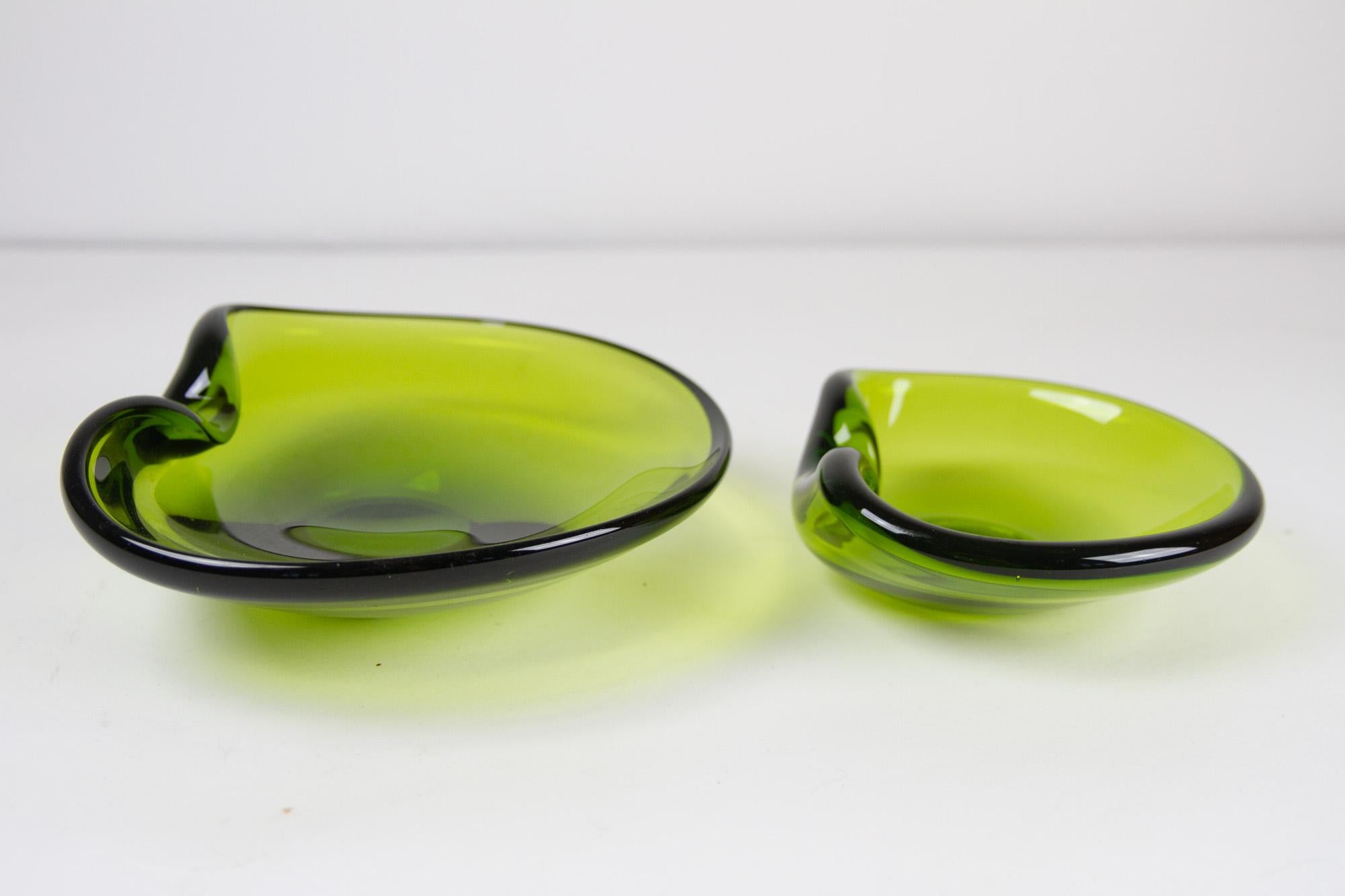 Vintage Danish pair of Maygreen glass bowls by Per Lütken. 1950s, Set of 2.
Stunning pair of organically shaped Danish modern glass bowls in heavy green glass from the May green series designed by Per Lütken for Holmegaard Glassworks, Denmark in
