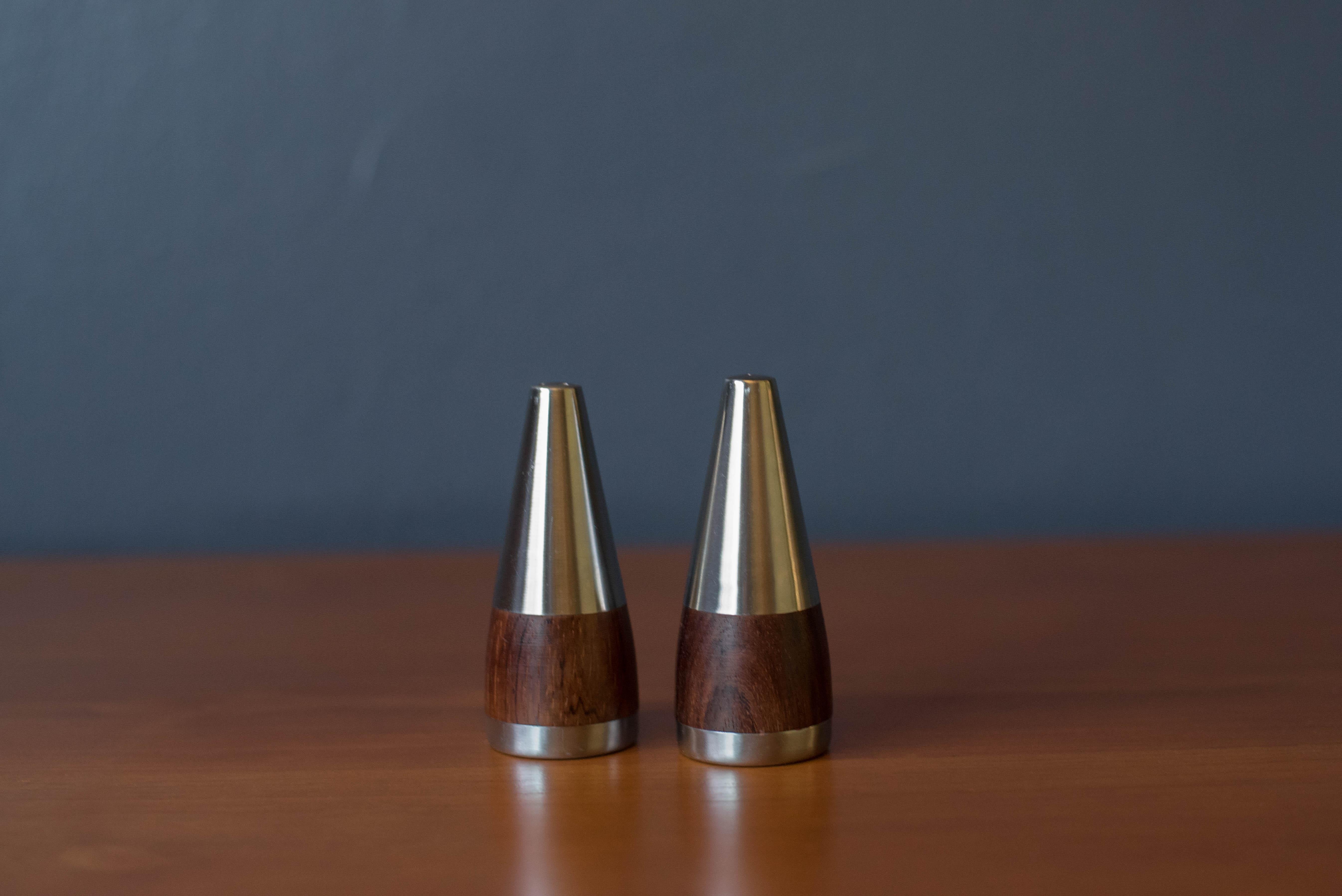 Mid-Century Modern pair of salt and pepper shaker dispensers manufactured by Stelton, Denmark circa 1960's. This stainless steel set displays contrasting rosewood grains and includes a labeled rubber stopper on the bottom. 

 


Offered by Mid