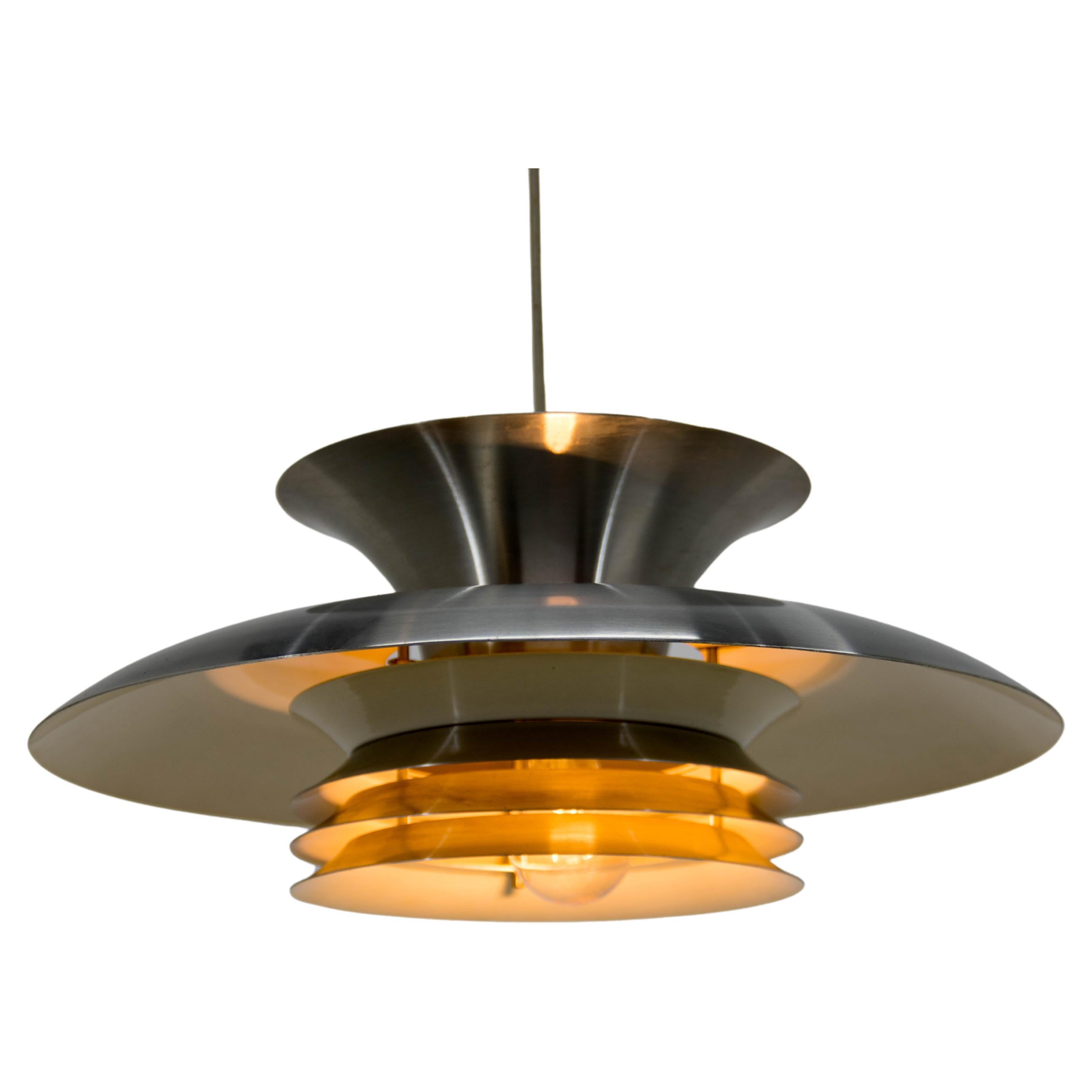Ciondolo danese in alluminio in ottime condizioni originali.
Lampadina E25-E27
Misura: altezza massima 170 cm
Compatibile con il cablaggio degli Stati Uniti.