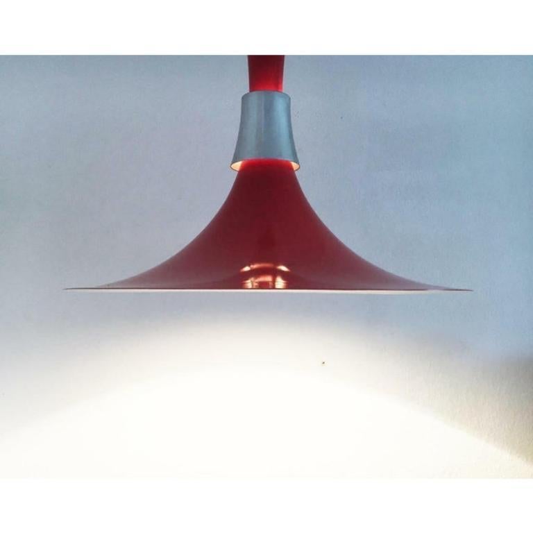 Lampada a sospensione Lyska in rosso e cromo su disegno di Bent Nordsted degli anni '70.

La forma elegante del Luminaire ricorda la parte inferiore del semi. Sopra, si apre la tramoggia-fömig. Soprattutto con il design dell'anello riflettente color