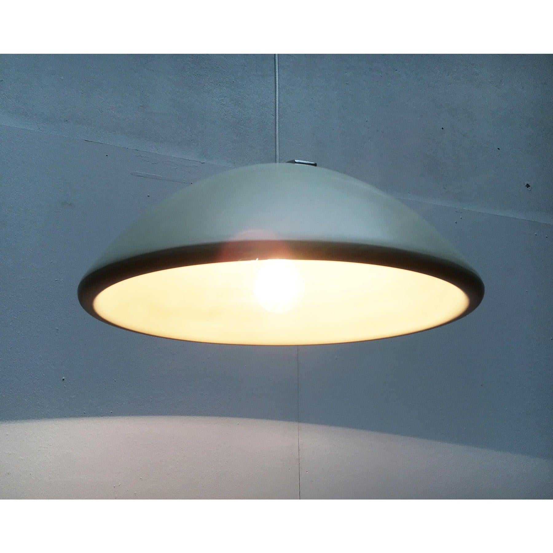 Rarissima lampada a sospensione del produttore danese Fog & Mørup, disegnata da bjarne bo negli anni '70. Un raro oggetto da collezione.

un design semplice che si basa su una speciale materialità. Il poliuretano, materiale all'epoca avanzato, è
