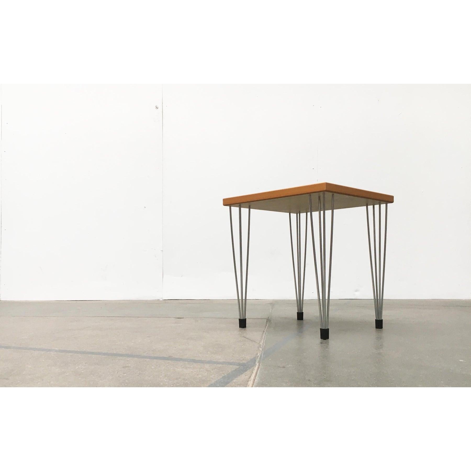 Métal Table d'appoint danoise Vintage Pin Leg de Pin Age, 1980 en vente