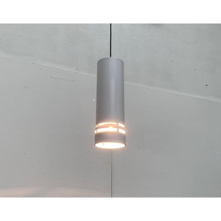 Sencilla lámpara colgante del fabricante danés Nordisk Solar diseñada por Ole Pless Jørgensen en los años 70.

El cuerpo blanco de la lámpara es de gran calidad y diseño cilíndrico. El cilindro está abierto por abajo. La zona inferior se resuelve en