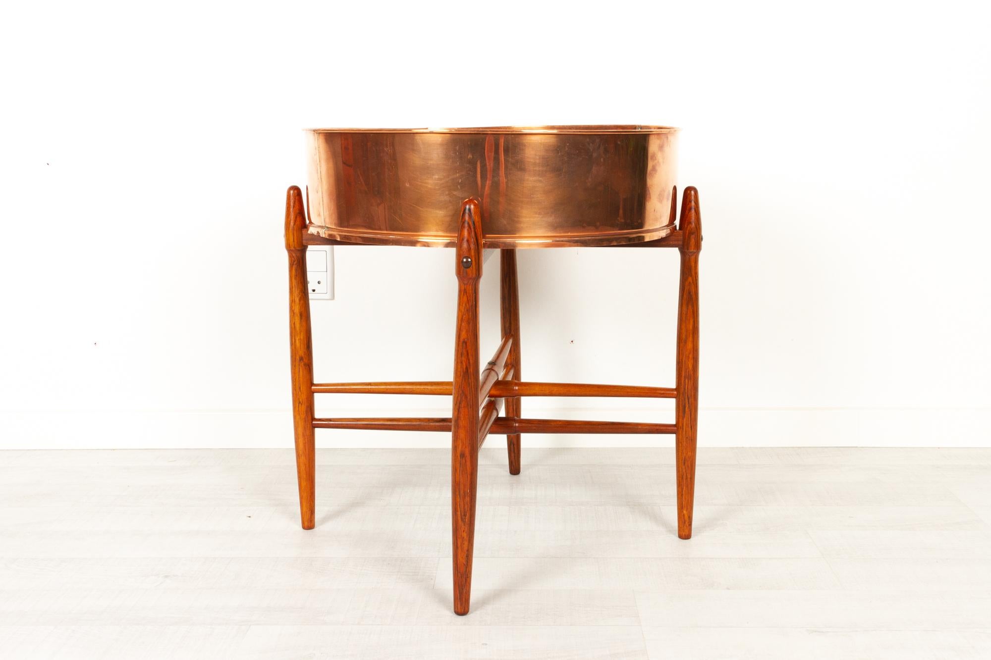 Vintage Danish planter, 1960s
Circular side table frame designed by Poul Hundevad for Vamdrup fitted with a copper planter. Round tapered legs in solid Rosewood. This is the large model palisander frame with a diameter of 53.5 cm and a height of 47