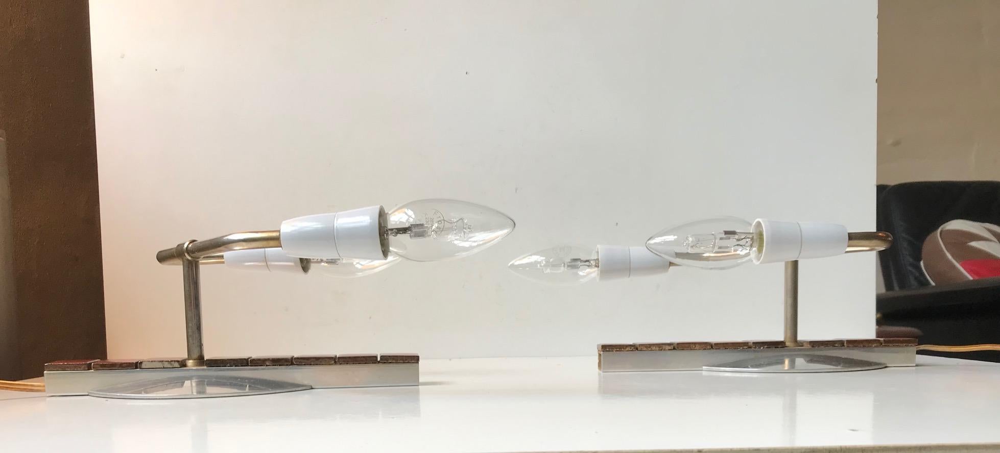 Ein Paar Duale Wandleuchter aus poliertem Aluminium ist mit kastanienbraunen glasierten Miniaturfliesen besetzt. Vermutlich in den 1970er Jahren von NSC - Nordisk Solar Compagni in Dänemark hergestellt. Alle weißen Steckdosen sind gekennzeichnet: