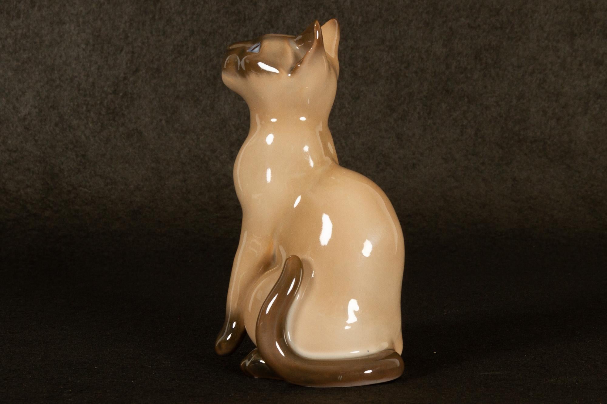 Vintage Danish Porcelain figurine Siamese cat by Bing & Grøndahl.
Porcelain figurine of a Siamese cat designed by artist Svend Jespersen in the 1960s and made by Danish manufacturer Bing & Grøndahl in Copenhagen in the 1970s.
Very good condition.
