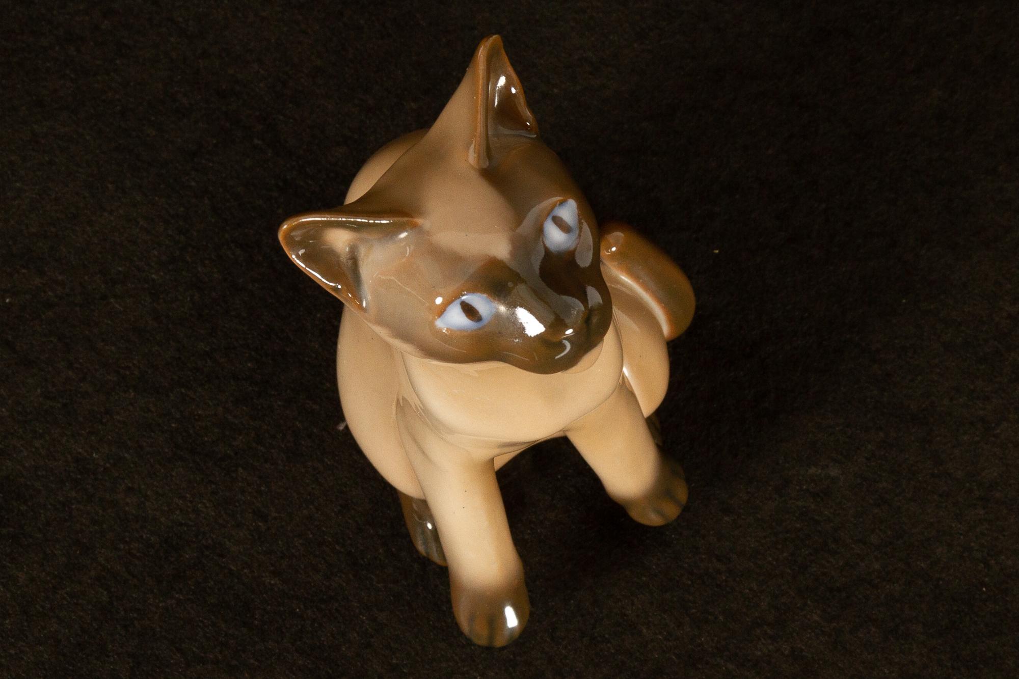 Milieu du XXe siècle Vintage Danish Porcelain Figurine Siamese Cat by Bing & Grøndahl en vente