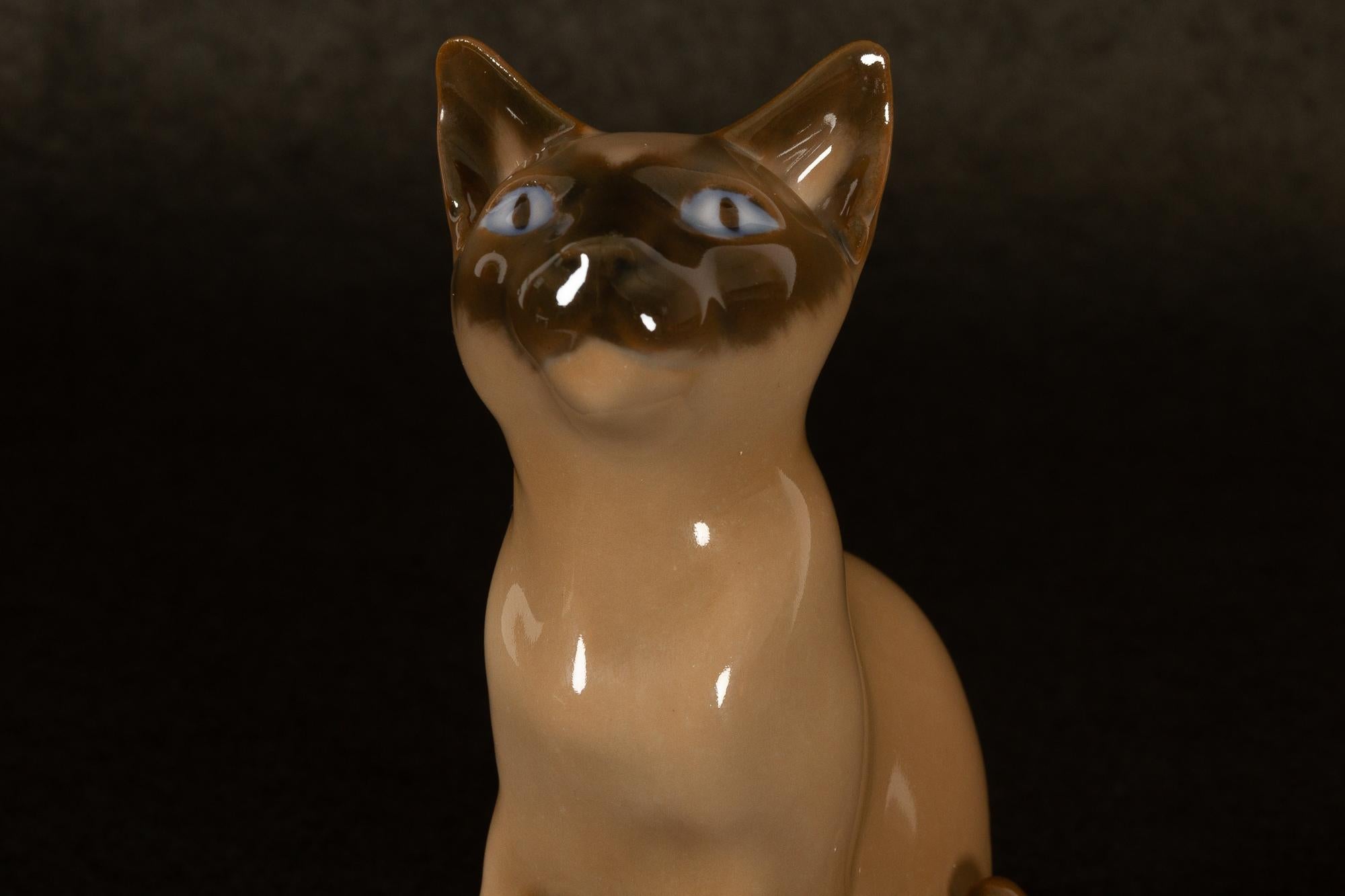 Vintage Danish Porcelain Figurine Siamese Cat by Bing & Grøndahl In Good Condition For Sale In Asaa, DK