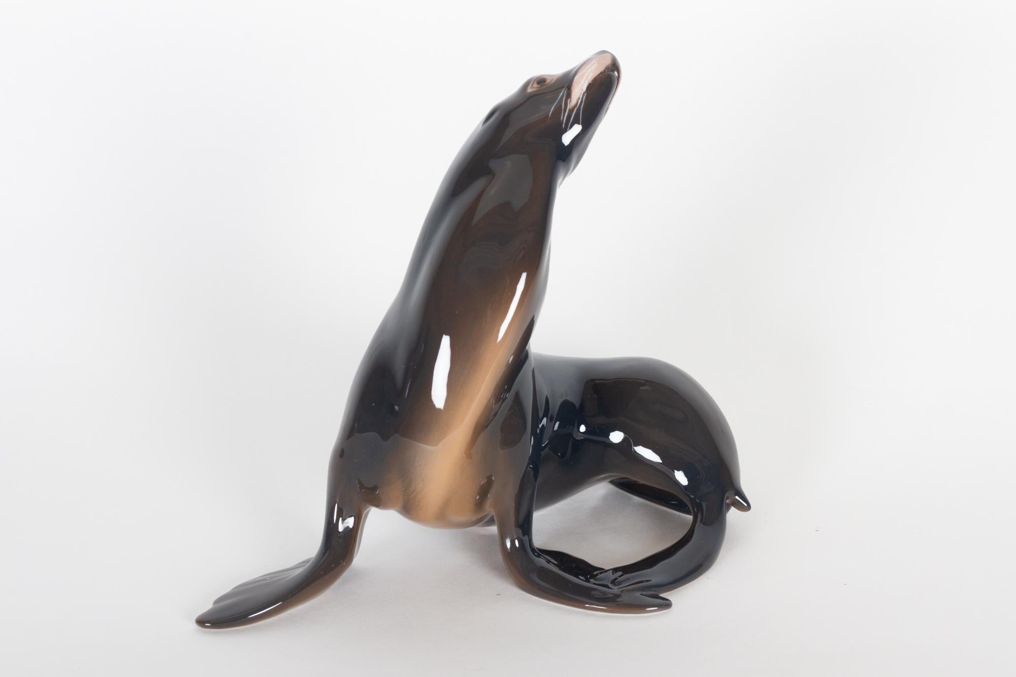 Vintage Danish Porcelain sea lion figurine by Bing & Grøndahl
Very decorative hand painted sea lion sculpture in porcelain from the period 1915 to 1947. Designed by Knud Møller for the Danish company Bing & Grøndahl.
Very good condition, no chips