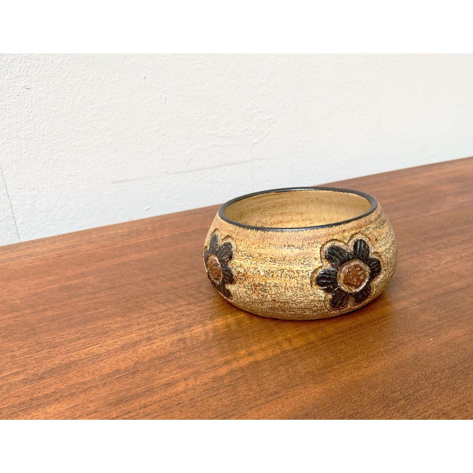 Ciotola danese d'epoca in ceramica di Jette Hellerøe, in ottime condizioni. Disegnato dal 1970 al 1979 Questo pezzo ha un marchio di attribuzione.

Informazioni aggiuntive:
Materiali: Ceramica
Colore: Beige
Paese di origine: Danimarca
Tipo di