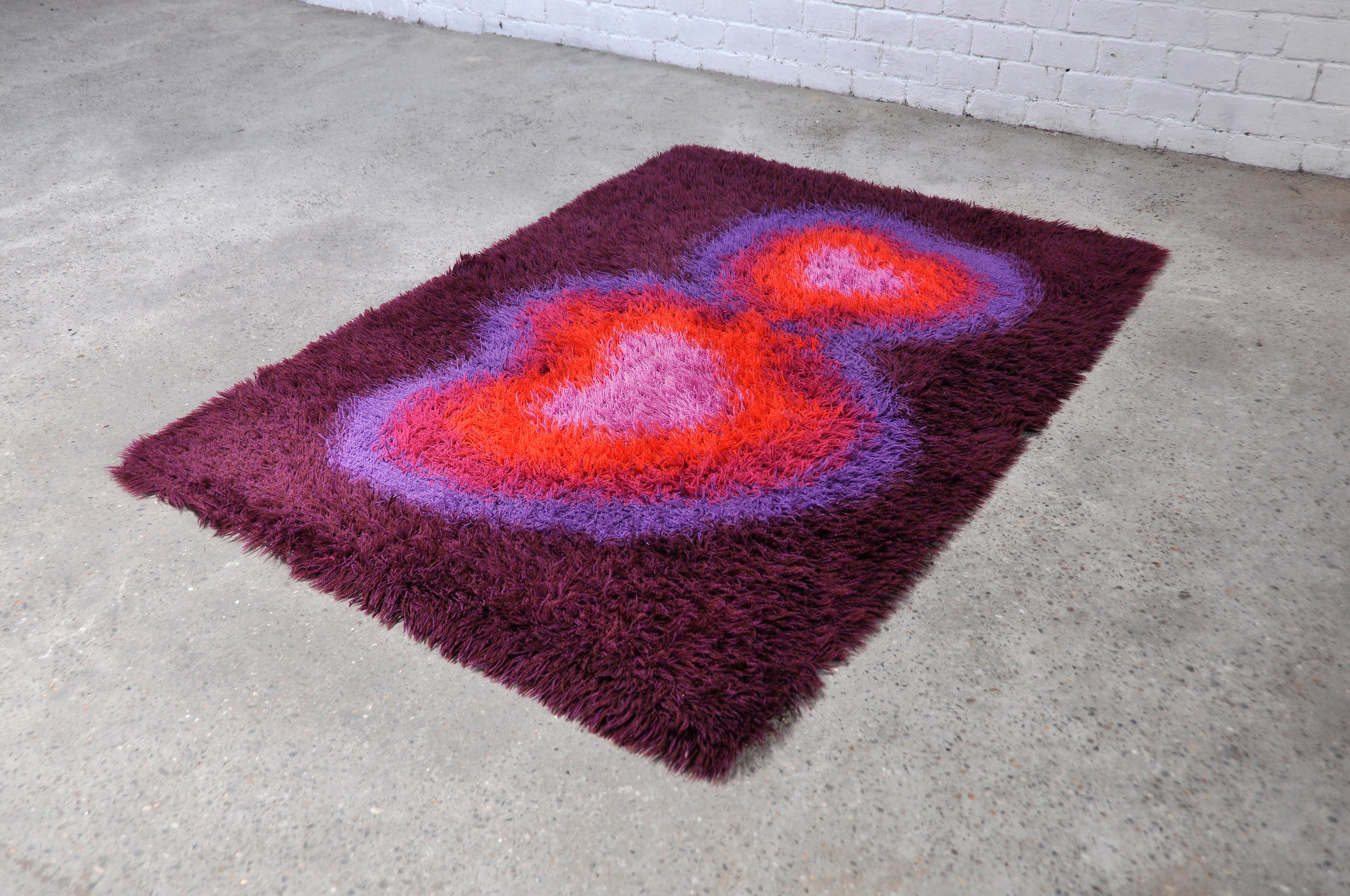 Beautiful thick pile ‘Rya De Luxe’ rug from Ege Tappear out of Denmark. This rug was designed in 1972 by Carin Agner Nielsen and the model is named ''Lugano''. This specific model is one of the most sought after scandinavian rugs from the 70’s and