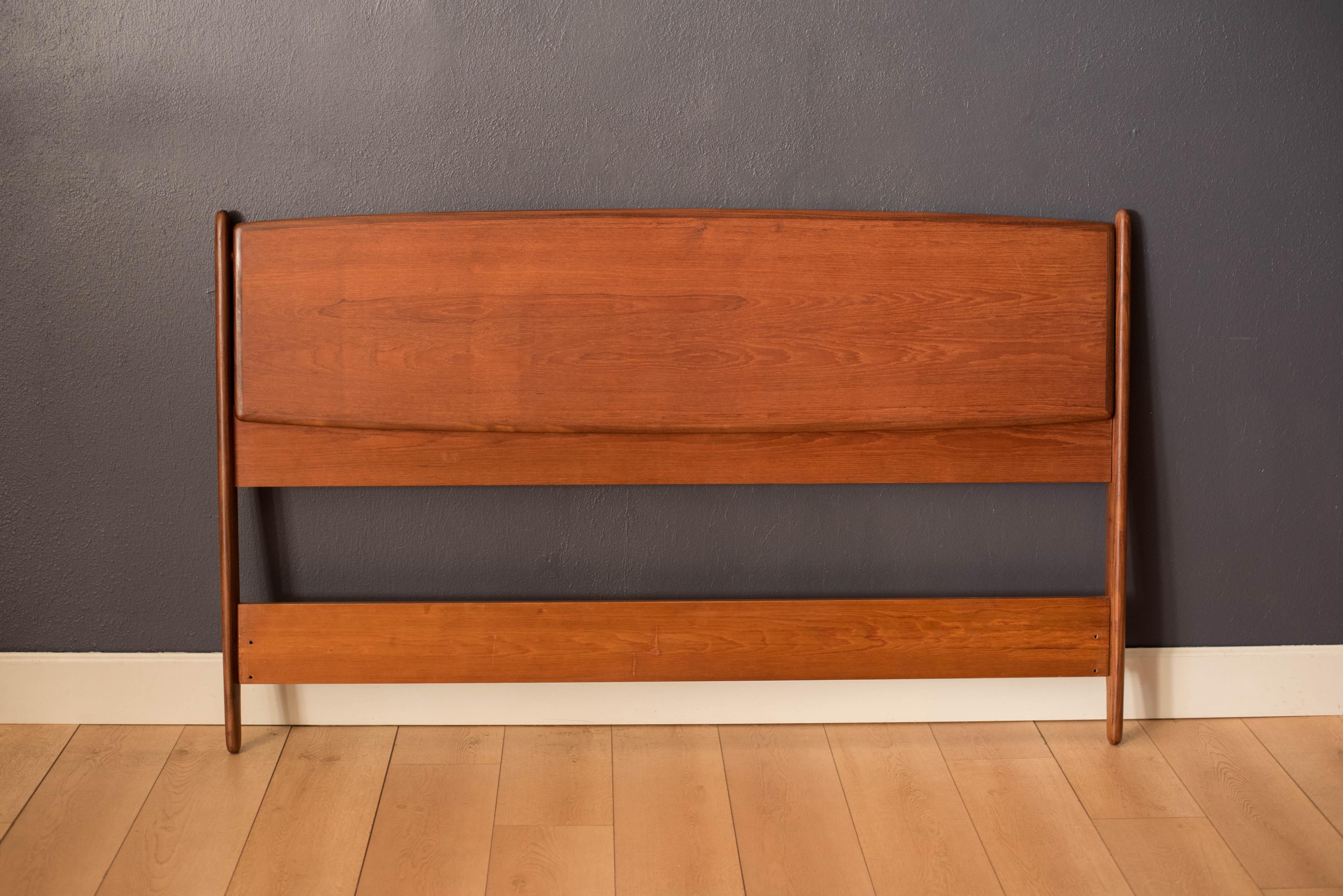 Mid century queen headboard frame designed by Svend A. Madsen for Karl Lindegaard in teak. This unique frame is made with a headboard tilting mechanism that adjusts to three different settings.



Offered by Mid Century Maddist